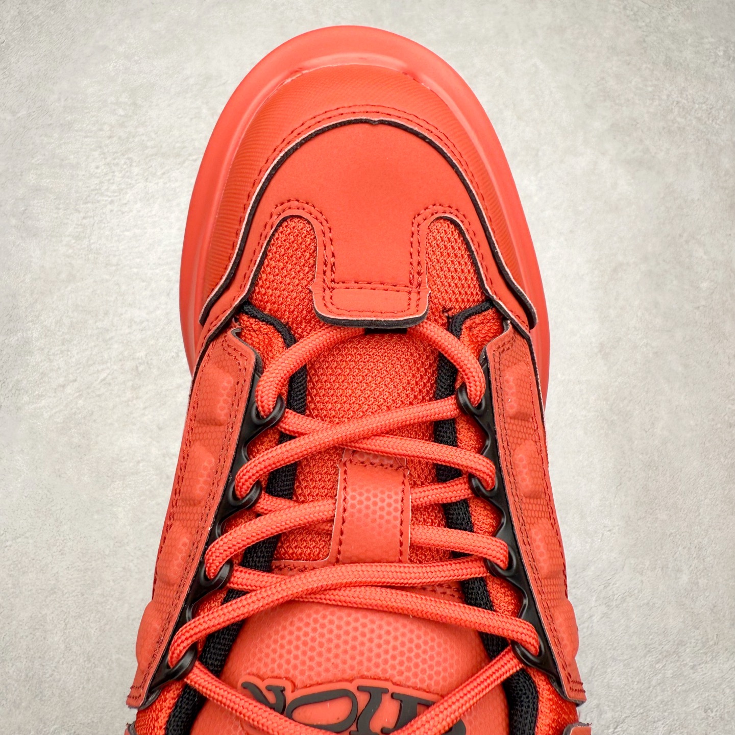 图片[4]-DIOR Snow 迪奥圆头系带低帮生活休闲鞋 老爹风系带低帮透气休闲运动慢跑鞋 独立编号限定版 升级原楦原纸版数据开发版型#全套专柜代购配件 采用反绒牛皮组合3D喷涂尼龙网织科技鞋面材质 正确吸汗网布贴合PU高弹发泡增高鞋垫 独家开发组合TR光泽耐韧隔色橡胶鞋底 Christian Dior，简称迪奥（Dior），是法国著名高价奢侈品品牌。迪奥公司由法国时装设计师克里斯汀•迪奥创立，总部设在巴黎。自1946年创始以来，Dior一直是华丽与高雅的代名词。不论是时装、化妆品或是其他产品，克里斯汀•迪奥在时尚殿堂一直雄踞顶端Dior之所以能成为经典，除了其创新中又带着优雅的设计，亦培育出许多优秀的年轻设计师。主要经营女装、男装、首饰、香水、化妆品、童装等高档消费品。尺码：35 36 37 38 39 40 41 42 43 44 45-选品中心