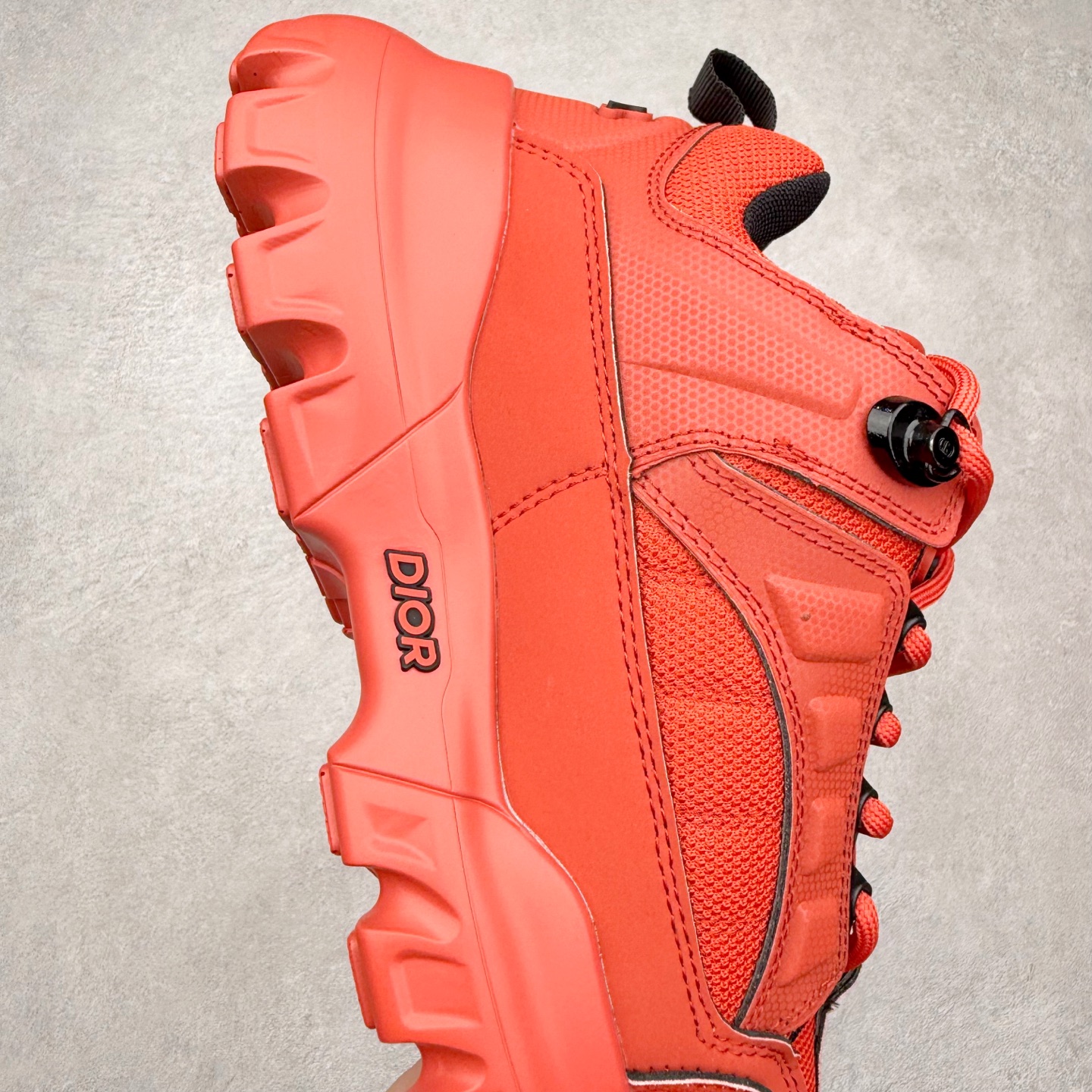 图片[6]-DIOR Snow 迪奥圆头系带低帮生活休闲鞋 老爹风系带低帮透气休闲运动慢跑鞋 独立编号限定版 升级原楦原纸版数据开发版型#全套专柜代购配件 采用反绒牛皮组合3D喷涂尼龙网织科技鞋面材质 正确吸汗网布贴合PU高弹发泡增高鞋垫 独家开发组合TR光泽耐韧隔色橡胶鞋底 Christian Dior，简称迪奥（Dior），是法国著名高价奢侈品品牌。迪奥公司由法国时装设计师克里斯汀•迪奥创立，总部设在巴黎。自1946年创始以来，Dior一直是华丽与高雅的代名词。不论是时装、化妆品或是其他产品，克里斯汀•迪奥在时尚殿堂一直雄踞顶端Dior之所以能成为经典，除了其创新中又带着优雅的设计，亦培育出许多优秀的年轻设计师。主要经营女装、男装、首饰、香水、化妆品、童装等高档消费品。尺码：35 36 37 38 39 40 41 42 43 44 45-选品中心