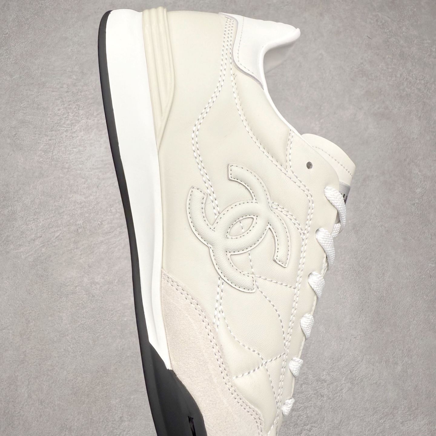 图片[6]-＃GD 广顶 CHANEL香奈儿新款熊猫板鞋熊猫鞋 热度高的离谱，奢牌搭配德训鞋型 让人很难拒绝，又舒适又贵气 圆头设计，鞋身线条流畅，充满复古感 侧身双 C logo 彰显品牌身份与调性 采用全新的德训鞋型，超级柔软轻便，鞋头偏尖，秀气显脚长 鞋面为原渠道定制小牛皮配牛巴戈 内里为埃塞俄比亚进口小羊皮 鞋面为定制的小牛皮，鞋头部分则采用了牛巴戈，也就是磨面牛皮，是将头层皮表面皮层打磨之后，而达到绒面触摸感，皮身厚实而柔软、表面色泽、绒毛、皮纹自然而成 侧边logo，依循zp工艺打造，先做玻璃冲刀，在做空压工艺 logo边缘细节与车线工艺均与zp一致 尺码：35/44-选品中心