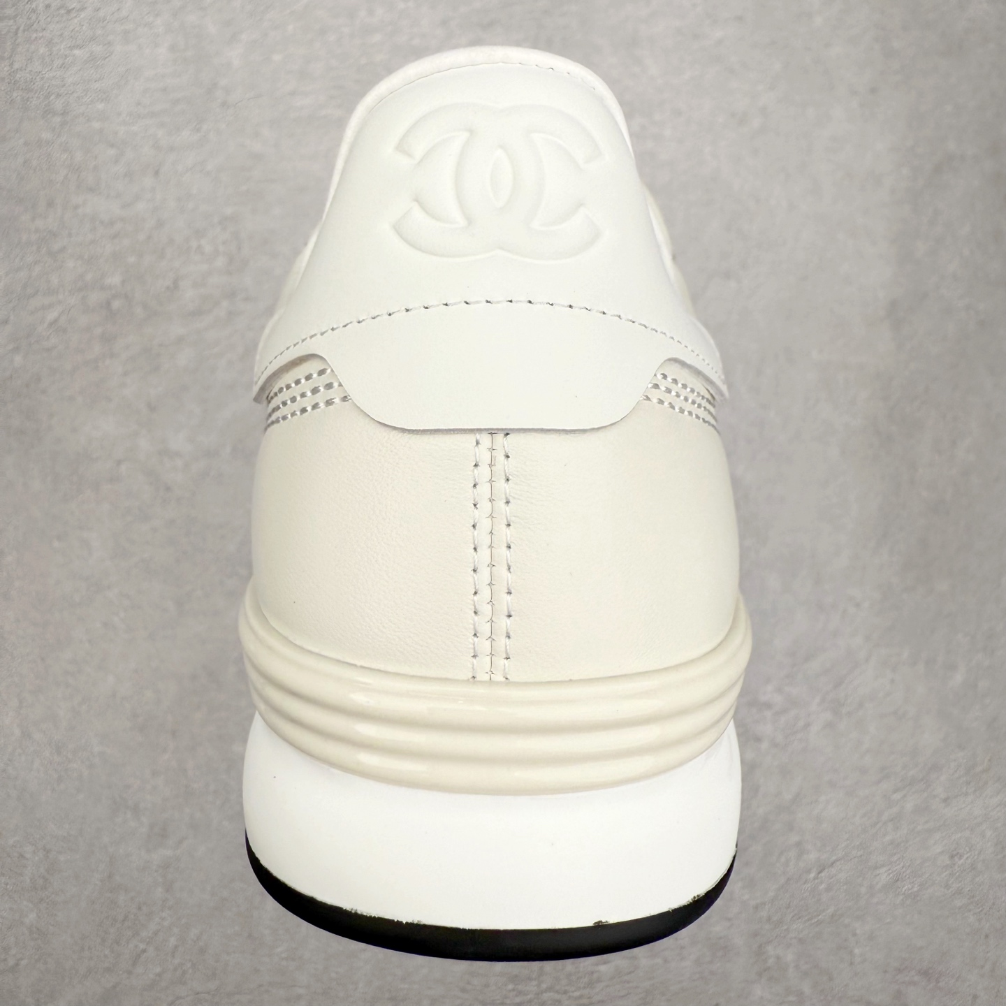 图片[8]-＃GD 广顶 CHANEL香奈儿新款熊猫板鞋熊猫鞋 热度高的离谱，奢牌搭配德训鞋型 让人很难拒绝，又舒适又贵气 圆头设计，鞋身线条流畅，充满复古感 侧身双 C logo 彰显品牌身份与调性 采用全新的德训鞋型，超级柔软轻便，鞋头偏尖，秀气显脚长 鞋面为原渠道定制小牛皮配牛巴戈 内里为埃塞俄比亚进口小羊皮 鞋面为定制的小牛皮，鞋头部分则采用了牛巴戈，也就是磨面牛皮，是将头层皮表面皮层打磨之后，而达到绒面触摸感，皮身厚实而柔软、表面色泽、绒毛、皮纹自然而成 侧边logo，依循zp工艺打造，先做玻璃冲刀，在做空压工艺 logo边缘细节与车线工艺均与zp一致 尺码：35/44-选品中心