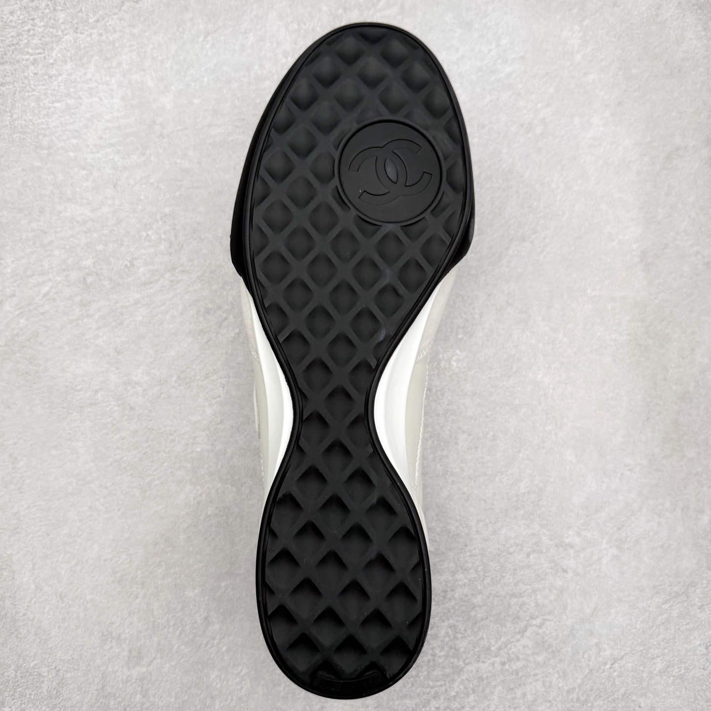 图片[9]-＃GD 广顶 CHANEL香奈儿新款熊猫板鞋熊猫鞋 热度高的离谱，奢牌搭配德训鞋型 让人很难拒绝，又舒适又贵气 圆头设计，鞋身线条流畅，充满复古感 侧身双 C logo 彰显品牌身份与调性 采用全新的德训鞋型，超级柔软轻便，鞋头偏尖，秀气显脚长 鞋面为原渠道定制小牛皮配牛巴戈 内里为埃塞俄比亚进口小羊皮 鞋面为定制的小牛皮，鞋头部分则采用了牛巴戈，也就是磨面牛皮，是将头层皮表面皮层打磨之后，而达到绒面触摸感，皮身厚实而柔软、表面色泽、绒毛、皮纹自然而成 侧边logo，依循zp工艺打造，先做玻璃冲刀，在做空压工艺 logo边缘细节与车线工艺均与zp一致 尺码：35/44-选品中心