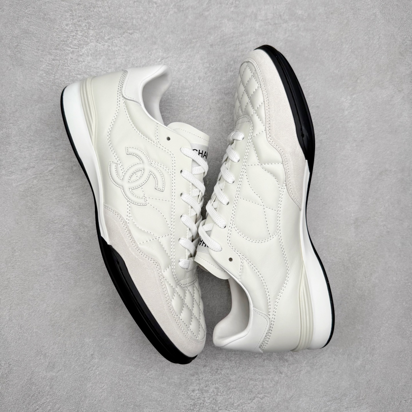 图片[3]-＃GD 广顶 CHANEL香奈儿新款熊猫板鞋熊猫鞋 热度高的离谱，奢牌搭配德训鞋型 让人很难拒绝，又舒适又贵气 圆头设计，鞋身线条流畅，充满复古感 侧身双 C logo 彰显品牌身份与调性 采用全新的德训鞋型，超级柔软轻便，鞋头偏尖，秀气显脚长 鞋面为原渠道定制小牛皮配牛巴戈 内里为埃塞俄比亚进口小羊皮 鞋面为定制的小牛皮，鞋头部分则采用了牛巴戈，也就是磨面牛皮，是将头层皮表面皮层打磨之后，而达到绒面触摸感，皮身厚实而柔软、表面色泽、绒毛、皮纹自然而成 侧边logo，依循zp工艺打造，先做玻璃冲刀，在做空压工艺 logo边缘细节与车线工艺均与zp一致 尺码：35/44-选品中心