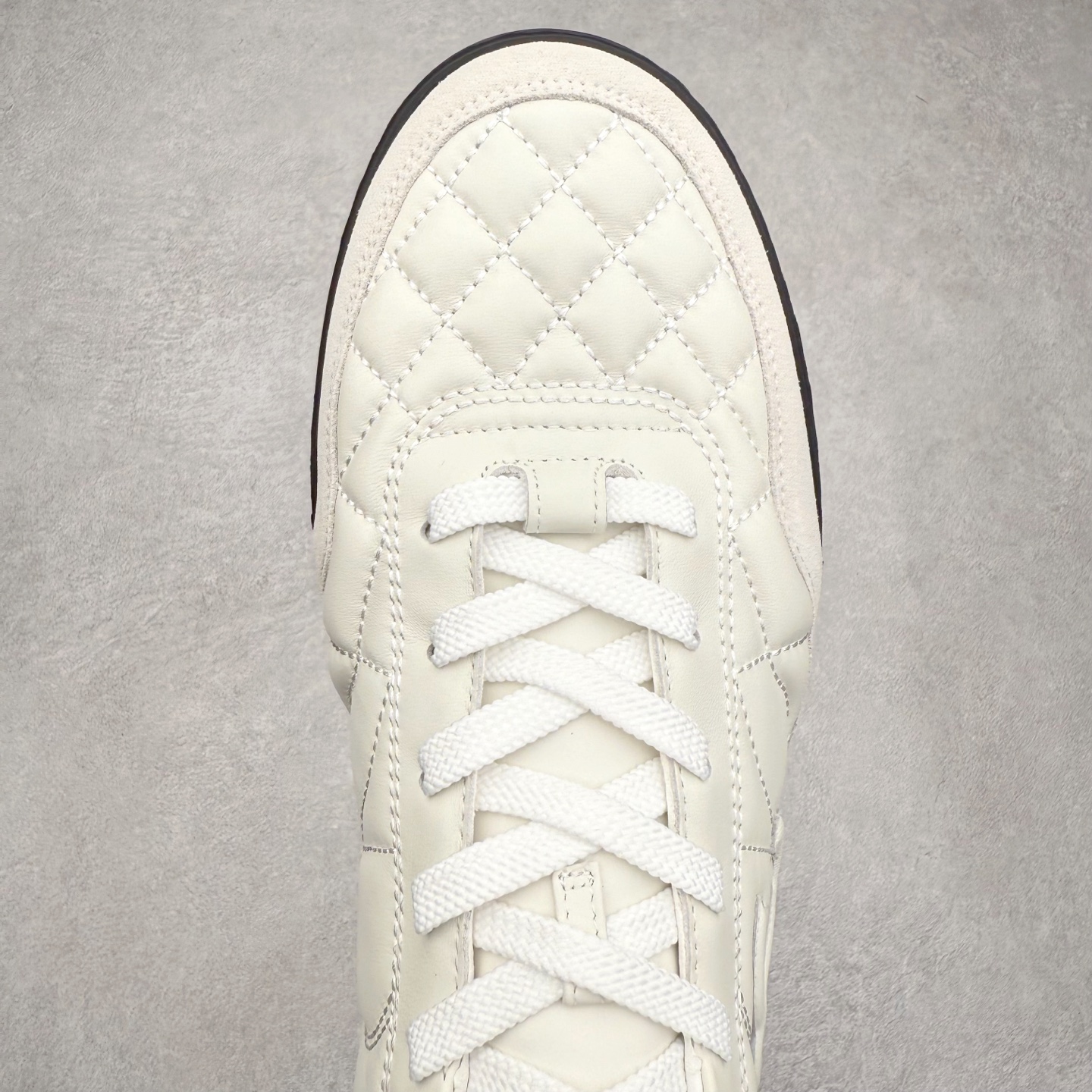 图片[4]-＃GD 广顶 CHANEL香奈儿新款熊猫板鞋熊猫鞋 热度高的离谱，奢牌搭配德训鞋型 让人很难拒绝，又舒适又贵气 圆头设计，鞋身线条流畅，充满复古感 侧身双 C logo 彰显品牌身份与调性 采用全新的德训鞋型，超级柔软轻便，鞋头偏尖，秀气显脚长 鞋面为原渠道定制小牛皮配牛巴戈 内里为埃塞俄比亚进口小羊皮 鞋面为定制的小牛皮，鞋头部分则采用了牛巴戈，也就是磨面牛皮，是将头层皮表面皮层打磨之后，而达到绒面触摸感，皮身厚实而柔软、表面色泽、绒毛、皮纹自然而成 侧边logo，依循zp工艺打造，先做玻璃冲刀，在做空压工艺 logo边缘细节与车线工艺均与zp一致 尺码：35/44-选品中心