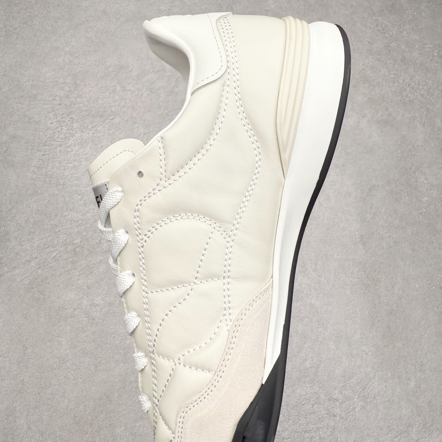 图片[7]-＃GD 广顶 CHANEL香奈儿新款熊猫板鞋熊猫鞋 热度高的离谱，奢牌搭配德训鞋型 让人很难拒绝，又舒适又贵气 圆头设计，鞋身线条流畅，充满复古感 侧身双 C logo 彰显品牌身份与调性 采用全新的德训鞋型，超级柔软轻便，鞋头偏尖，秀气显脚长 鞋面为原渠道定制小牛皮配牛巴戈 内里为埃塞俄比亚进口小羊皮 鞋面为定制的小牛皮，鞋头部分则采用了牛巴戈，也就是磨面牛皮，是将头层皮表面皮层打磨之后，而达到绒面触摸感，皮身厚实而柔软、表面色泽、绒毛、皮纹自然而成 侧边logo，依循zp工艺打造，先做玻璃冲刀，在做空压工艺 logo边缘细节与车线工艺均与zp一致 尺码：35/44-选品中心