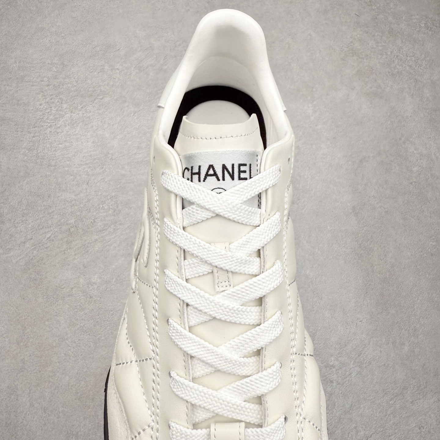 图片[5]-＃GD 广顶 CHANEL香奈儿新款熊猫板鞋熊猫鞋 热度高的离谱，奢牌搭配德训鞋型 让人很难拒绝，又舒适又贵气 圆头设计，鞋身线条流畅，充满复古感 侧身双 C logo 彰显品牌身份与调性 采用全新的德训鞋型，超级柔软轻便，鞋头偏尖，秀气显脚长 鞋面为原渠道定制小牛皮配牛巴戈 内里为埃塞俄比亚进口小羊皮 鞋面为定制的小牛皮，鞋头部分则采用了牛巴戈，也就是磨面牛皮，是将头层皮表面皮层打磨之后，而达到绒面触摸感，皮身厚实而柔软、表面色泽、绒毛、皮纹自然而成 侧边logo，依循zp工艺打造，先做玻璃冲刀，在做空压工艺 logo边缘细节与车线工艺均与zp一致 尺码：35/44-选品中心