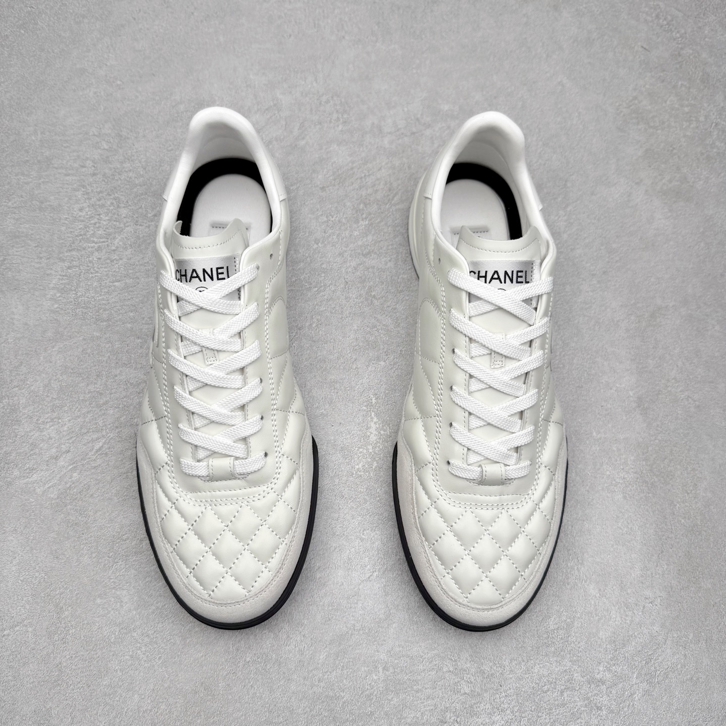 图片[2]-＃GD 广顶 CHANEL香奈儿新款熊猫板鞋熊猫鞋 热度高的离谱，奢牌搭配德训鞋型 让人很难拒绝，又舒适又贵气 圆头设计，鞋身线条流畅，充满复古感 侧身双 C logo 彰显品牌身份与调性 采用全新的德训鞋型，超级柔软轻便，鞋头偏尖，秀气显脚长 鞋面为原渠道定制小牛皮配牛巴戈 内里为埃塞俄比亚进口小羊皮 鞋面为定制的小牛皮，鞋头部分则采用了牛巴戈，也就是磨面牛皮，是将头层皮表面皮层打磨之后，而达到绒面触摸感，皮身厚实而柔软、表面色泽、绒毛、皮纹自然而成 侧边logo，依循zp工艺打造，先做玻璃冲刀，在做空压工艺 logo边缘细节与车线工艺均与zp一致 尺码：35/44-选品中心