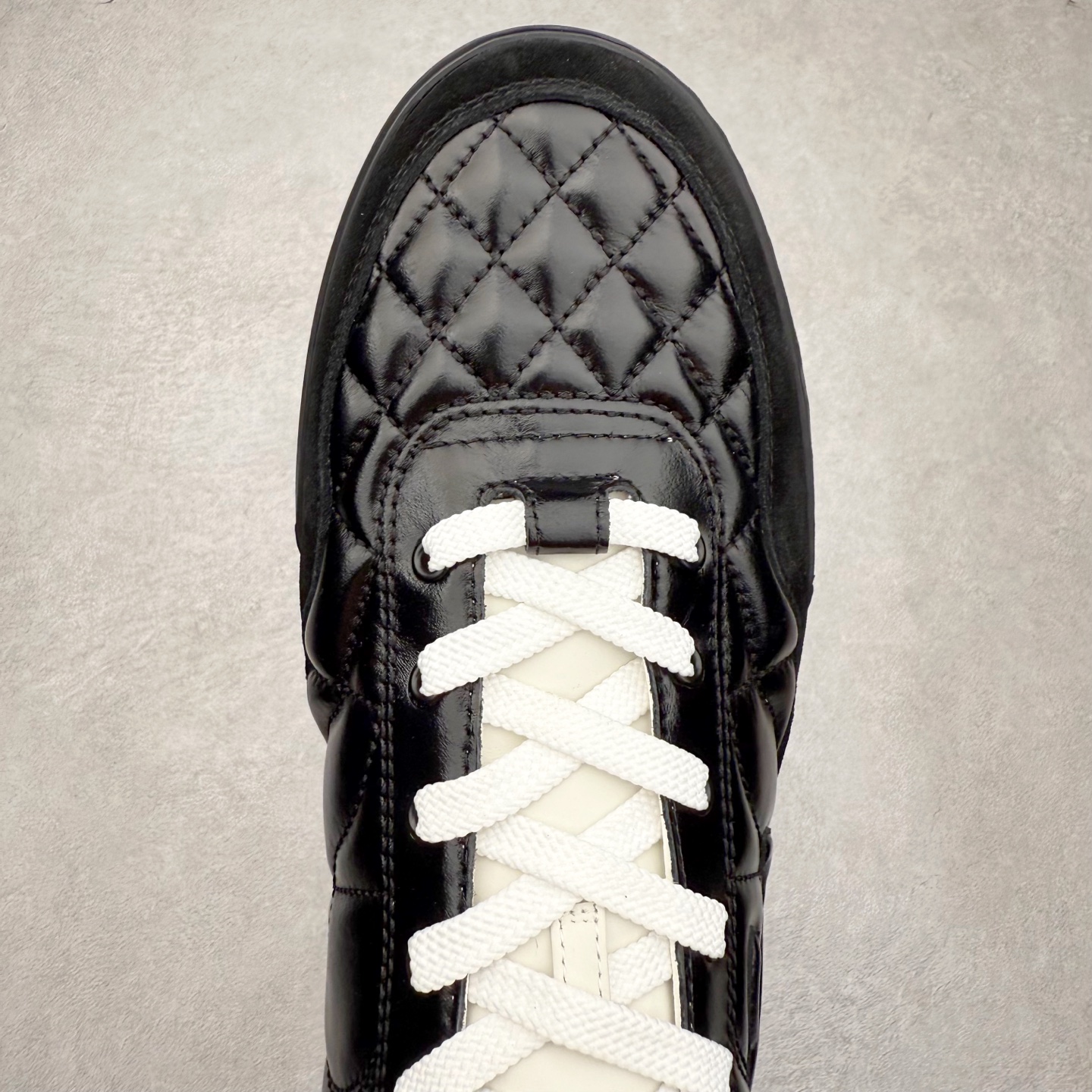 图片[4]-＃GD 广顶 CHANEL香奈儿新款熊猫板鞋熊猫鞋 热度高的离谱，奢牌搭配德训鞋型 让人很难拒绝，又舒适又贵气 圆头设计，鞋身线条流畅，充满复古感 侧身双 C logo 彰显品牌身份与调性 采用全新的德训鞋型，超级柔软轻便，鞋头偏尖，秀气显脚长 鞋面为原渠道定制小牛皮配牛巴戈 内里为埃塞俄比亚进口小羊皮 鞋面为定制的小牛皮，鞋头部分则采用了牛巴戈，也就是磨面牛皮，是将头层皮表面皮层打磨之后，而达到绒面触摸感，皮身厚实而柔软、表面色泽、绒毛、皮纹自然而成 侧边logo，依循zp工艺打造，先做玻璃冲刀，在做空压工艺 logo边缘细节与车线工艺均与zp一致 尺码：35/44-选品中心