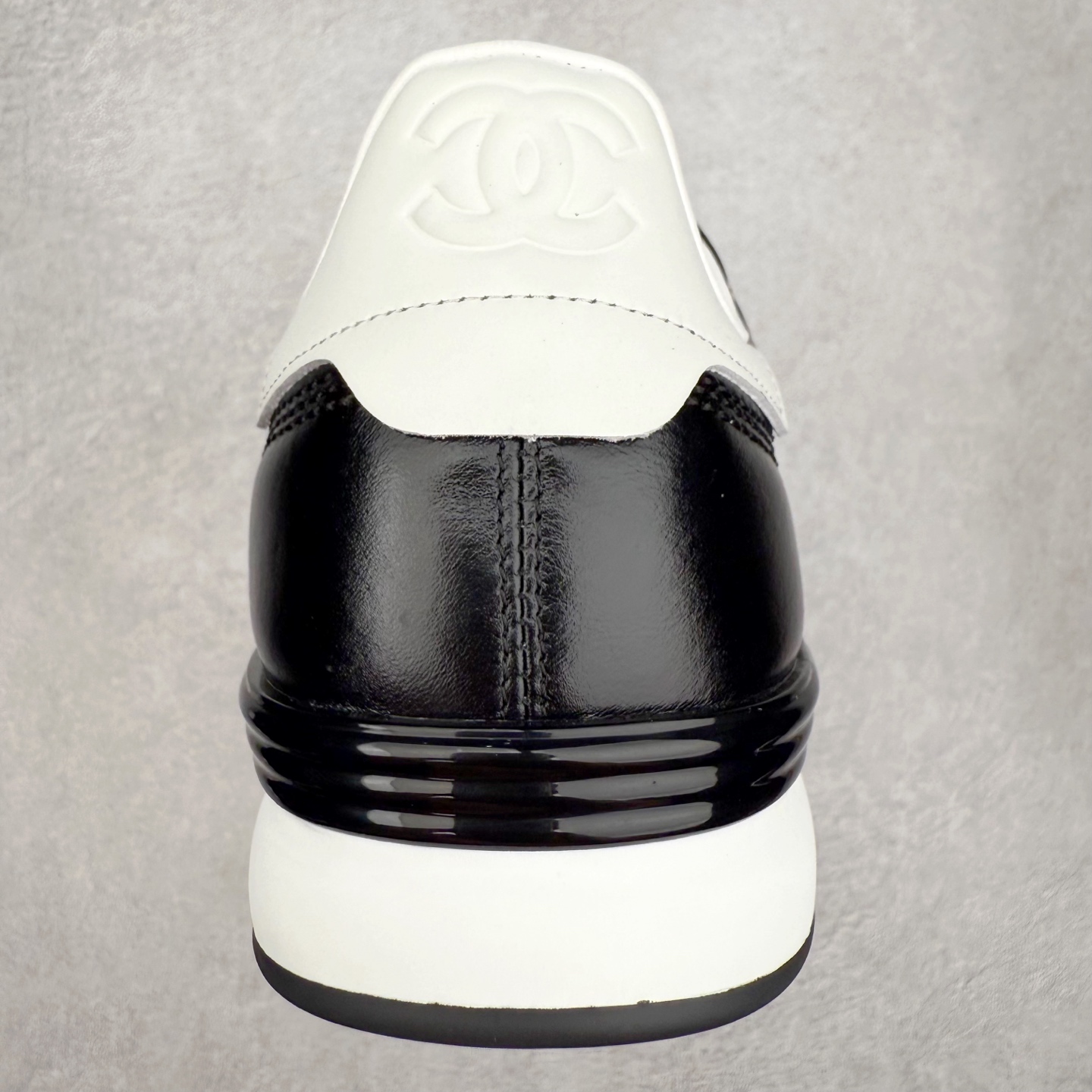 图片[8]-＃GD 广顶 CHANEL香奈儿新款熊猫板鞋熊猫鞋 热度高的离谱，奢牌搭配德训鞋型 让人很难拒绝，又舒适又贵气 圆头设计，鞋身线条流畅，充满复古感 侧身双 C logo 彰显品牌身份与调性 采用全新的德训鞋型，超级柔软轻便，鞋头偏尖，秀气显脚长 鞋面为原渠道定制小牛皮配牛巴戈 内里为埃塞俄比亚进口小羊皮 鞋面为定制的小牛皮，鞋头部分则采用了牛巴戈，也就是磨面牛皮，是将头层皮表面皮层打磨之后，而达到绒面触摸感，皮身厚实而柔软、表面色泽、绒毛、皮纹自然而成 侧边logo，依循zp工艺打造，先做玻璃冲刀，在做空压工艺 logo边缘细节与车线工艺均与zp一致 尺码：35/44-选品中心