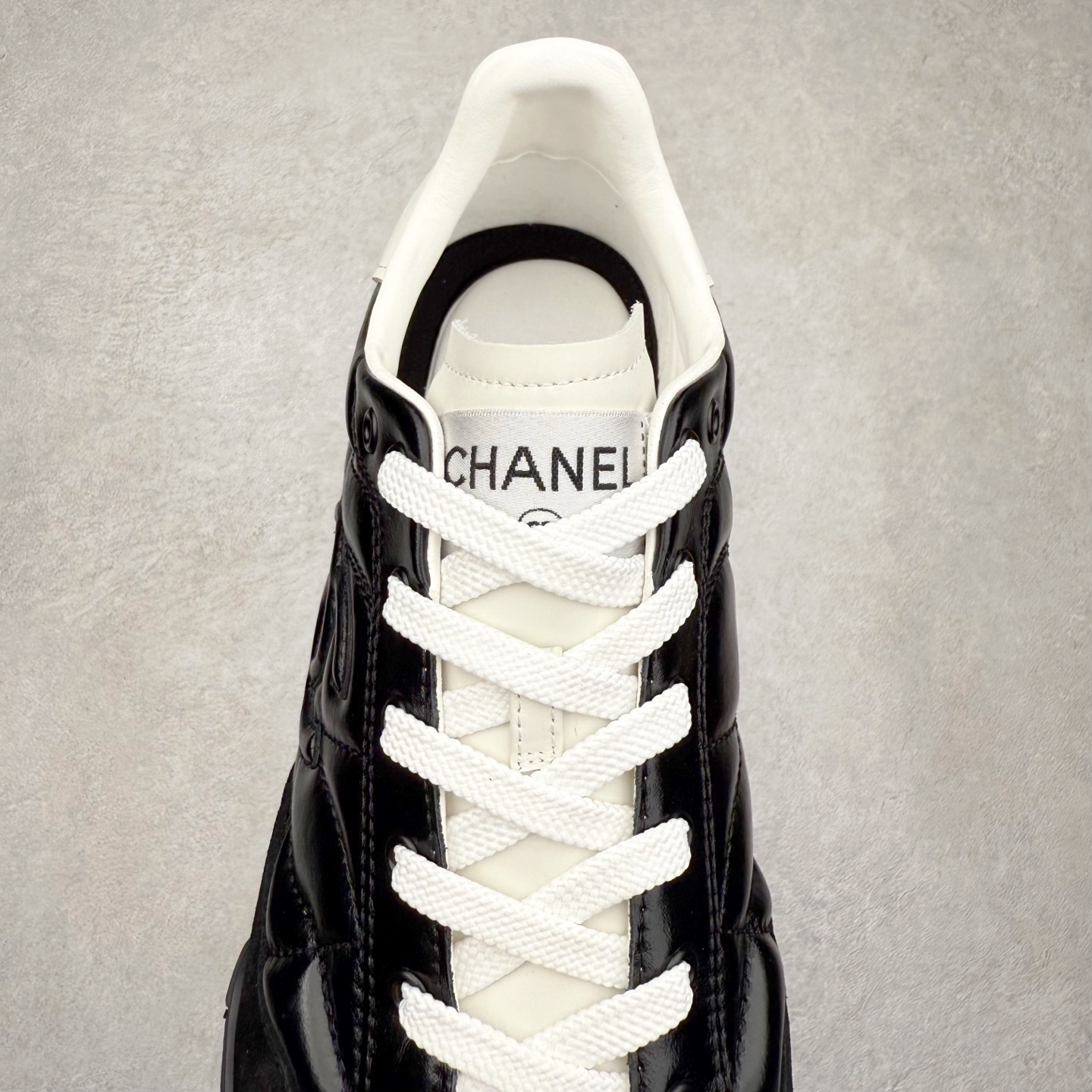 图片[5]-＃GD 广顶 CHANEL香奈儿新款熊猫板鞋熊猫鞋 热度高的离谱，奢牌搭配德训鞋型 让人很难拒绝，又舒适又贵气 圆头设计，鞋身线条流畅，充满复古感 侧身双 C logo 彰显品牌身份与调性 采用全新的德训鞋型，超级柔软轻便，鞋头偏尖，秀气显脚长 鞋面为原渠道定制小牛皮配牛巴戈 内里为埃塞俄比亚进口小羊皮 鞋面为定制的小牛皮，鞋头部分则采用了牛巴戈，也就是磨面牛皮，是将头层皮表面皮层打磨之后，而达到绒面触摸感，皮身厚实而柔软、表面色泽、绒毛、皮纹自然而成 侧边logo，依循zp工艺打造，先做玻璃冲刀，在做空压工艺 logo边缘细节与车线工艺均与zp一致 尺码：35/44-选品中心