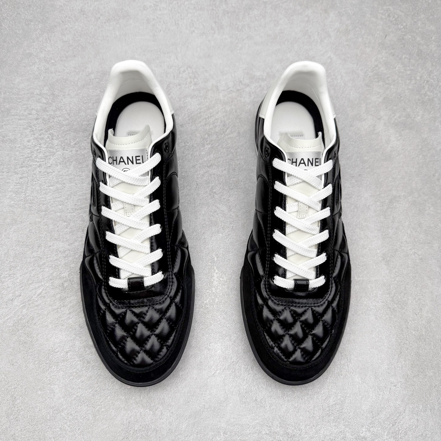 图片[2]-＃GD 广顶 CHANEL香奈儿新款熊猫板鞋熊猫鞋 热度高的离谱，奢牌搭配德训鞋型 让人很难拒绝，又舒适又贵气 圆头设计，鞋身线条流畅，充满复古感 侧身双 C logo 彰显品牌身份与调性 采用全新的德训鞋型，超级柔软轻便，鞋头偏尖，秀气显脚长 鞋面为原渠道定制小牛皮配牛巴戈 内里为埃塞俄比亚进口小羊皮 鞋面为定制的小牛皮，鞋头部分则采用了牛巴戈，也就是磨面牛皮，是将头层皮表面皮层打磨之后，而达到绒面触摸感，皮身厚实而柔软、表面色泽、绒毛、皮纹自然而成 侧边logo，依循zp工艺打造，先做玻璃冲刀，在做空压工艺 logo边缘细节与车线工艺均与zp一致 尺码：35/44-选品中心