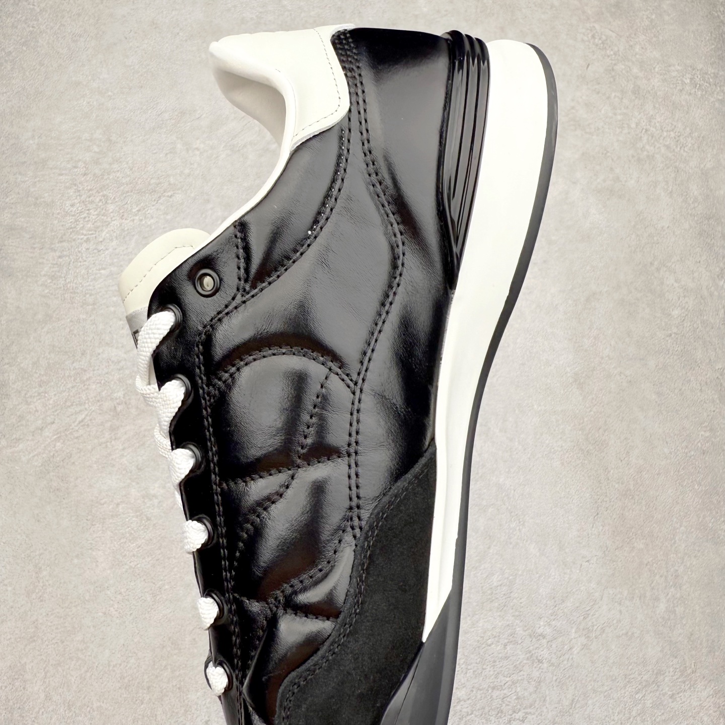 图片[7]-＃GD 广顶 CHANEL香奈儿新款熊猫板鞋熊猫鞋 热度高的离谱，奢牌搭配德训鞋型 让人很难拒绝，又舒适又贵气 圆头设计，鞋身线条流畅，充满复古感 侧身双 C logo 彰显品牌身份与调性 采用全新的德训鞋型，超级柔软轻便，鞋头偏尖，秀气显脚长 鞋面为原渠道定制小牛皮配牛巴戈 内里为埃塞俄比亚进口小羊皮 鞋面为定制的小牛皮，鞋头部分则采用了牛巴戈，也就是磨面牛皮，是将头层皮表面皮层打磨之后，而达到绒面触摸感，皮身厚实而柔软、表面色泽、绒毛、皮纹自然而成 侧边logo，依循zp工艺打造，先做玻璃冲刀，在做空压工艺 logo边缘细节与车线工艺均与zp一致 尺码：35/44-选品中心