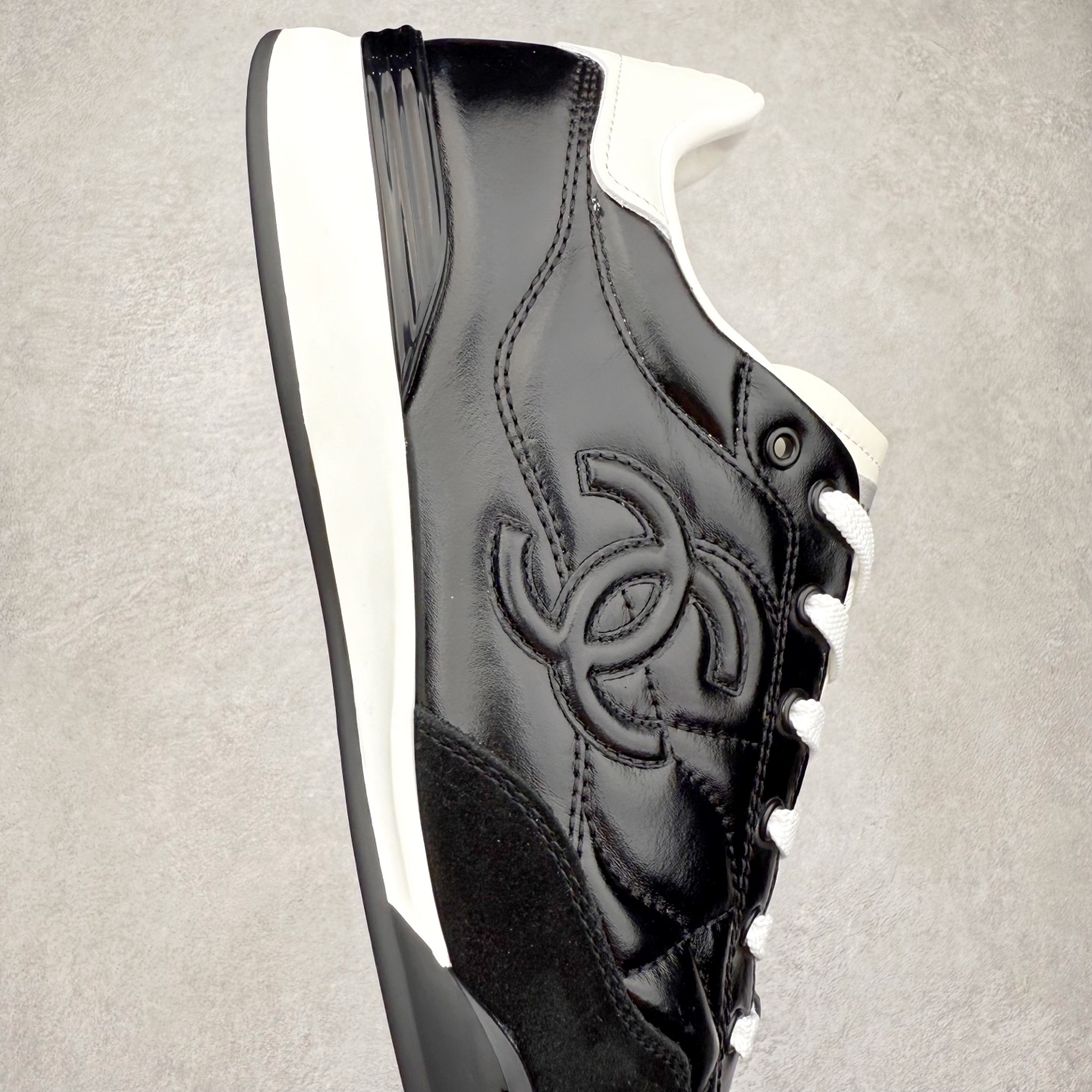 图片[6]-＃GD 广顶 CHANEL香奈儿新款熊猫板鞋熊猫鞋 热度高的离谱，奢牌搭配德训鞋型 让人很难拒绝，又舒适又贵气 圆头设计，鞋身线条流畅，充满复古感 侧身双 C logo 彰显品牌身份与调性 采用全新的德训鞋型，超级柔软轻便，鞋头偏尖，秀气显脚长 鞋面为原渠道定制小牛皮配牛巴戈 内里为埃塞俄比亚进口小羊皮 鞋面为定制的小牛皮，鞋头部分则采用了牛巴戈，也就是磨面牛皮，是将头层皮表面皮层打磨之后，而达到绒面触摸感，皮身厚实而柔软、表面色泽、绒毛、皮纹自然而成 侧边logo，依循zp工艺打造，先做玻璃冲刀，在做空压工艺 logo边缘细节与车线工艺均与zp一致 尺码：35/44-选品中心