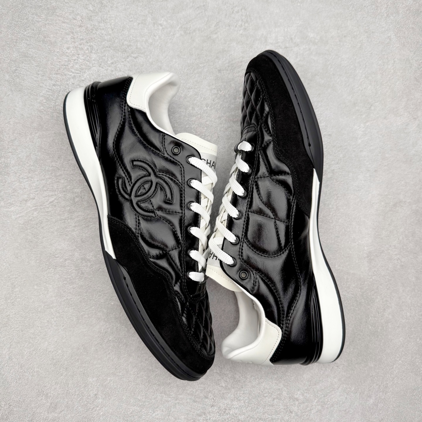 图片[3]-＃GD 广顶 CHANEL香奈儿新款熊猫板鞋熊猫鞋 热度高的离谱，奢牌搭配德训鞋型 让人很难拒绝，又舒适又贵气 圆头设计，鞋身线条流畅，充满复古感 侧身双 C logo 彰显品牌身份与调性 采用全新的德训鞋型，超级柔软轻便，鞋头偏尖，秀气显脚长 鞋面为原渠道定制小牛皮配牛巴戈 内里为埃塞俄比亚进口小羊皮 鞋面为定制的小牛皮，鞋头部分则采用了牛巴戈，也就是磨面牛皮，是将头层皮表面皮层打磨之后，而达到绒面触摸感，皮身厚实而柔软、表面色泽、绒毛、皮纹自然而成 侧边logo，依循zp工艺打造，先做玻璃冲刀，在做空压工艺 logo边缘细节与车线工艺均与zp一致 尺码：35/44-选品中心