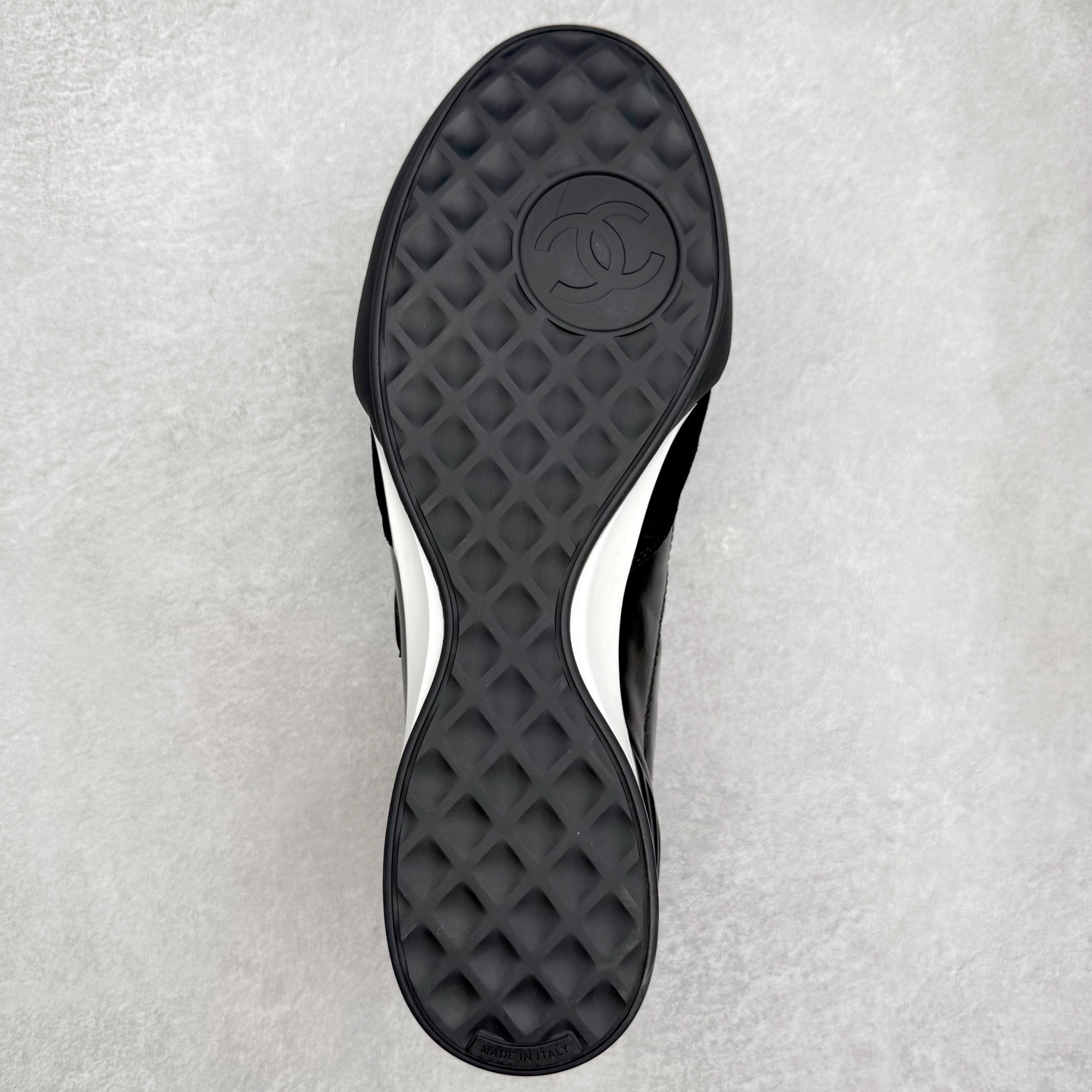 图片[9]-＃GD 广顶 CHANEL香奈儿新款熊猫板鞋熊猫鞋 热度高的离谱，奢牌搭配德训鞋型 让人很难拒绝，又舒适又贵气 圆头设计，鞋身线条流畅，充满复古感 侧身双 C logo 彰显品牌身份与调性 采用全新的德训鞋型，超级柔软轻便，鞋头偏尖，秀气显脚长 鞋面为原渠道定制小牛皮配牛巴戈 内里为埃塞俄比亚进口小羊皮 鞋面为定制的小牛皮，鞋头部分则采用了牛巴戈，也就是磨面牛皮，是将头层皮表面皮层打磨之后，而达到绒面触摸感，皮身厚实而柔软、表面色泽、绒毛、皮纹自然而成 侧边logo，依循zp工艺打造，先做玻璃冲刀，在做空压工艺 logo边缘细节与车线工艺均与zp一致 尺码：35/44-选品中心