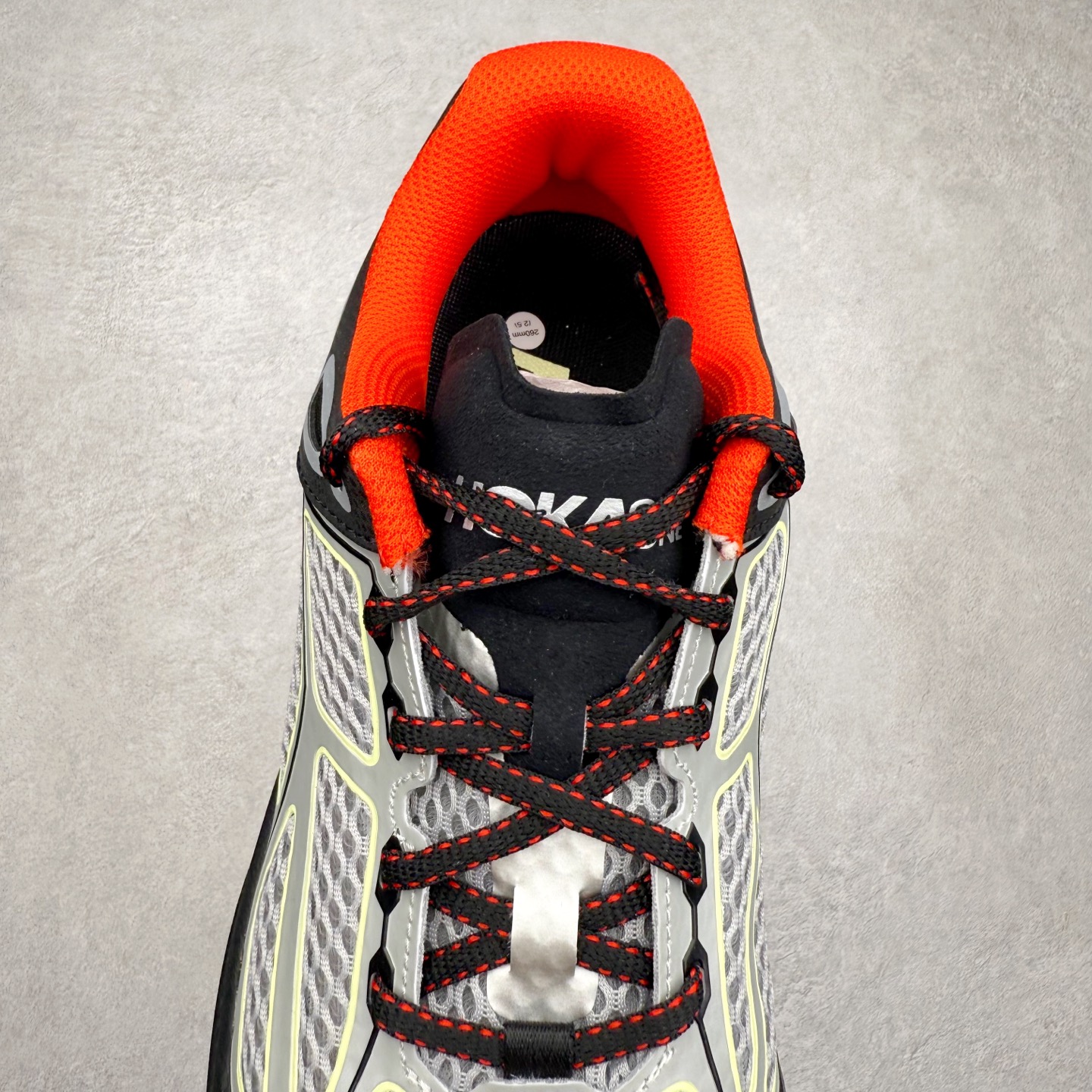 图片[5]-＃HK纯原 HOKA ONE ONE Clifton 克里夫顿9代专业性能减震公路跑步鞋 美国特供批次 轻盈透气的针织网面和纱线的使用让鞋面更挺拔 增强鞋面的强度和支撑性能 搭配柔软的鞋舌 让双脚在舒适包裹中跑的更加畅快 全新泡棉中底 柔软的同时增强回弹性能 为不同跑者提供更平稳流畅的脚感 带来全面的缓冲保护 根据人体工程学设计的延长拉襟 后跟处弹软的海绵填充舒适固定 避免掉跟和摩擦 相比上一代光滑的内衬 Clifton 9的内衬增强了摩擦力 避免双脚在鞋内滑动 尺码：36 36.5 37.5 38 38.5 39 40 40.5 41 42 42.5 43 44 44.5 45-选品中心