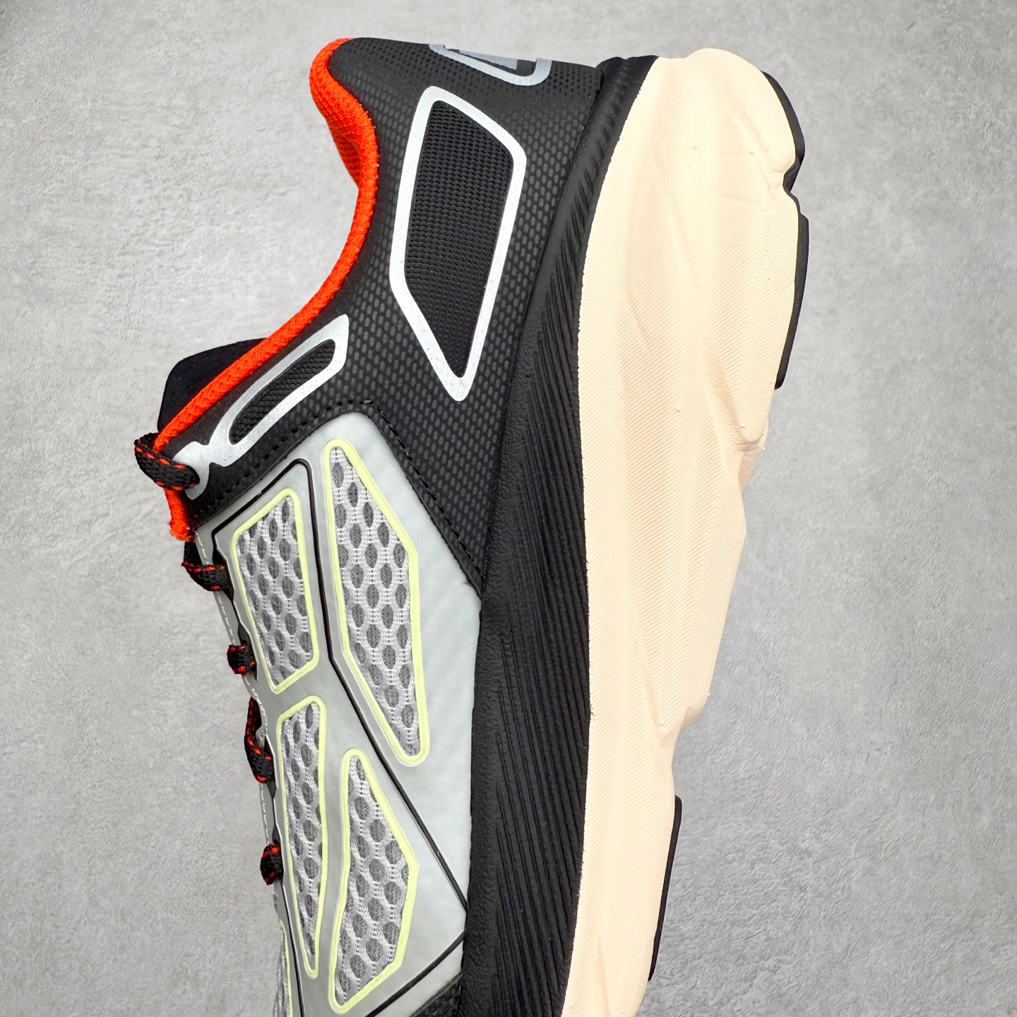 图片[7]-＃HK纯原 HOKA ONE ONE Clifton 克里夫顿9代专业性能减震公路跑步鞋 美国特供批次 轻盈透气的针织网面和纱线的使用让鞋面更挺拔 增强鞋面的强度和支撑性能 搭配柔软的鞋舌 让双脚在舒适包裹中跑的更加畅快 全新泡棉中底 柔软的同时增强回弹性能 为不同跑者提供更平稳流畅的脚感 带来全面的缓冲保护 根据人体工程学设计的延长拉襟 后跟处弹软的海绵填充舒适固定 避免掉跟和摩擦 相比上一代光滑的内衬 Clifton 9的内衬增强了摩擦力 避免双脚在鞋内滑动 尺码：36 36.5 37.5 38 38.5 39 40 40.5 41 42 42.5 43 44 44.5 45-选品中心