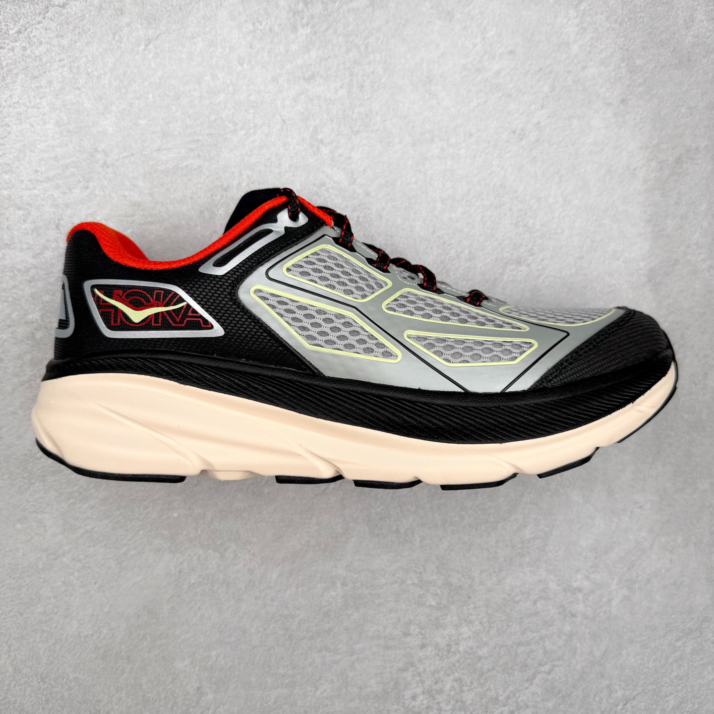 ＃HK纯原 HOKA ONE ONE Clifton 克里夫顿9代专业性能减震公路跑步鞋 美国特供批次 轻盈透气的针织网面和纱线的使用让鞋面更挺拔 增强鞋面的强度和支撑性能 搭配柔软的鞋舌 让双脚在舒适包裹中跑的更加畅快 全新泡棉中底 柔软的同时增强回弹性能 为不同跑者提供更平稳流畅的脚感 带来全面的缓冲保护 根据人体工程学设计的延长拉襟 后跟处弹软的海绵填充舒适固定 避免掉跟和摩擦 相比上一代光滑的内衬 Clifton 9的内衬增强了摩擦力 避免双脚在鞋内滑动 尺码：36 36.5 37.5 38 38.5 39 40 40.5 41 42 42.5 43 44 44.5 45-选品中心