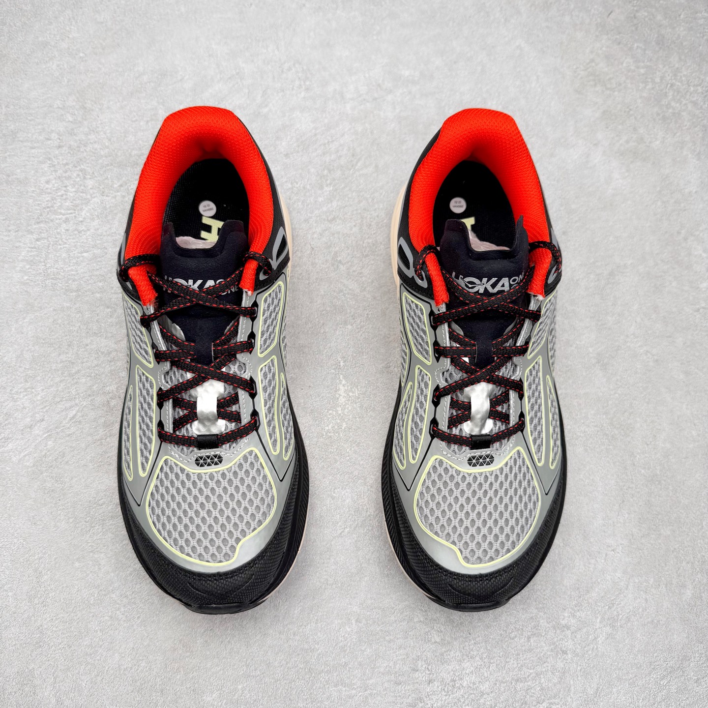 图片[2]-＃HK纯原 HOKA ONE ONE Clifton 克里夫顿9代专业性能减震公路跑步鞋 美国特供批次 轻盈透气的针织网面和纱线的使用让鞋面更挺拔 增强鞋面的强度和支撑性能 搭配柔软的鞋舌 让双脚在舒适包裹中跑的更加畅快 全新泡棉中底 柔软的同时增强回弹性能 为不同跑者提供更平稳流畅的脚感 带来全面的缓冲保护 根据人体工程学设计的延长拉襟 后跟处弹软的海绵填充舒适固定 避免掉跟和摩擦 相比上一代光滑的内衬 Clifton 9的内衬增强了摩擦力 避免双脚在鞋内滑动 尺码：36 36.5 37.5 38 38.5 39 40 40.5 41 42 42.5 43 44 44.5 45-选品中心