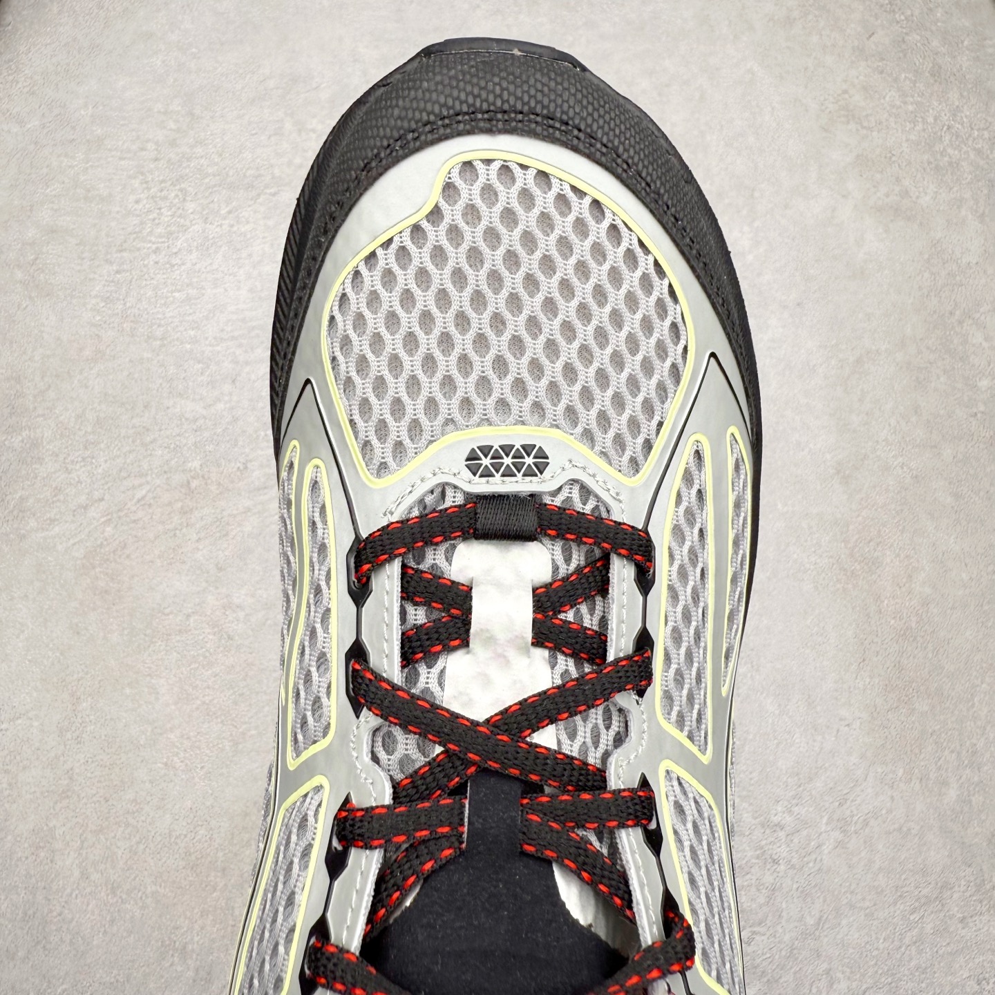 图片[4]-＃HK纯原 HOKA ONE ONE Clifton 克里夫顿9代专业性能减震公路跑步鞋 美国特供批次 轻盈透气的针织网面和纱线的使用让鞋面更挺拔 增强鞋面的强度和支撑性能 搭配柔软的鞋舌 让双脚在舒适包裹中跑的更加畅快 全新泡棉中底 柔软的同时增强回弹性能 为不同跑者提供更平稳流畅的脚感 带来全面的缓冲保护 根据人体工程学设计的延长拉襟 后跟处弹软的海绵填充舒适固定 避免掉跟和摩擦 相比上一代光滑的内衬 Clifton 9的内衬增强了摩擦力 避免双脚在鞋内滑动 尺码：36 36.5 37.5 38 38.5 39 40 40.5 41 42 42.5 43 44 44.5 45-选品中心