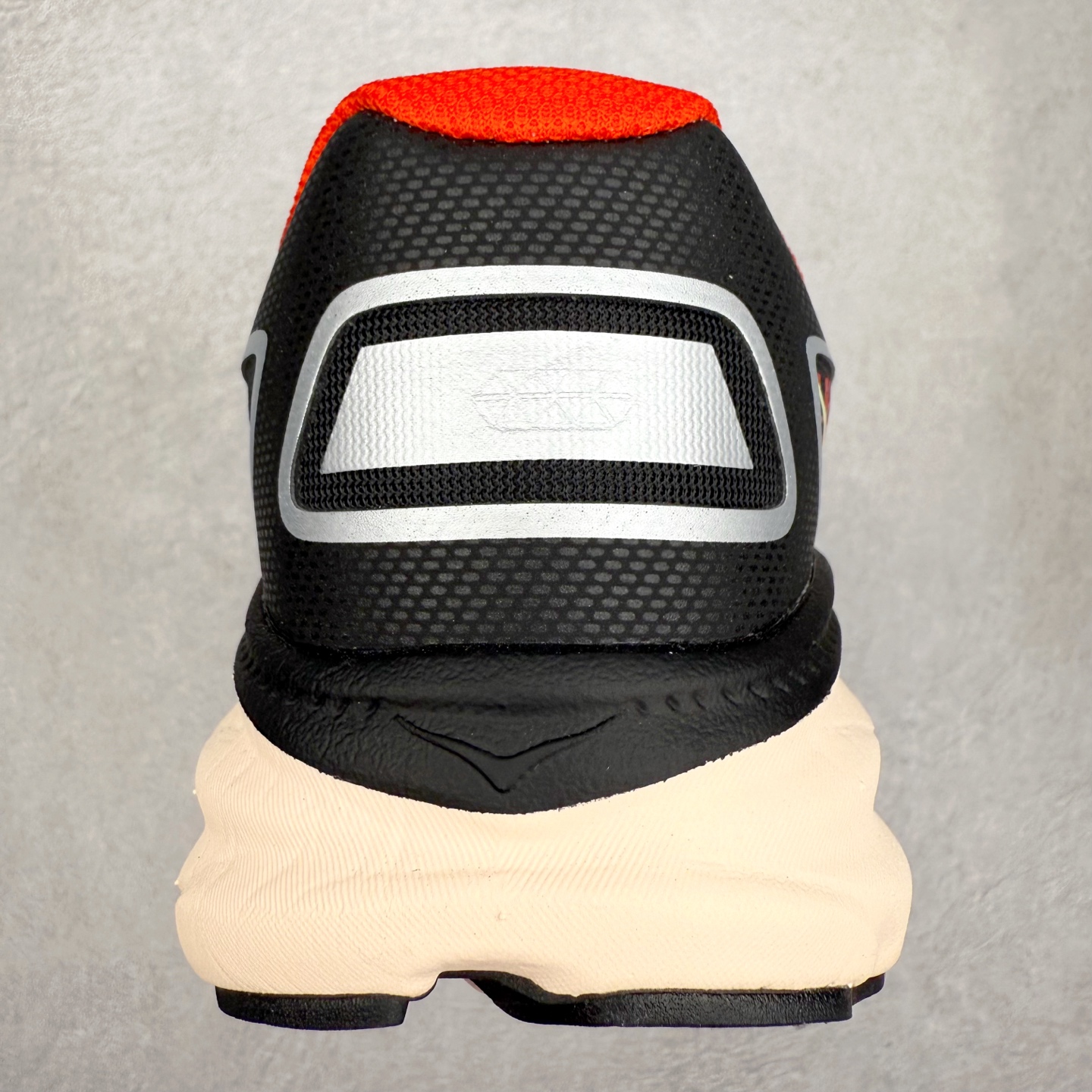 图片[8]-＃HK纯原 HOKA ONE ONE Clifton 克里夫顿9代专业性能减震公路跑步鞋 美国特供批次 轻盈透气的针织网面和纱线的使用让鞋面更挺拔 增强鞋面的强度和支撑性能 搭配柔软的鞋舌 让双脚在舒适包裹中跑的更加畅快 全新泡棉中底 柔软的同时增强回弹性能 为不同跑者提供更平稳流畅的脚感 带来全面的缓冲保护 根据人体工程学设计的延长拉襟 后跟处弹软的海绵填充舒适固定 避免掉跟和摩擦 相比上一代光滑的内衬 Clifton 9的内衬增强了摩擦力 避免双脚在鞋内滑动 尺码：36 36.5 37.5 38 38.5 39 40 40.5 41 42 42.5 43 44 44.5 45-选品中心