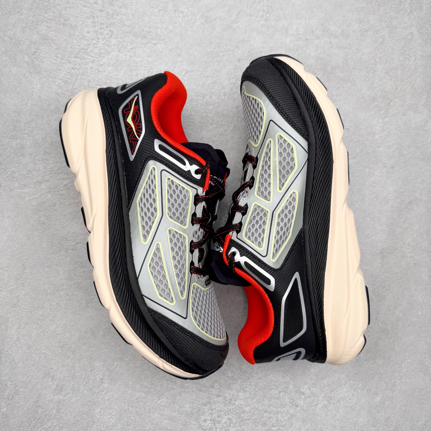 图片[3]-＃HK纯原 HOKA ONE ONE Clifton 克里夫顿9代专业性能减震公路跑步鞋 美国特供批次 轻盈透气的针织网面和纱线的使用让鞋面更挺拔 增强鞋面的强度和支撑性能 搭配柔软的鞋舌 让双脚在舒适包裹中跑的更加畅快 全新泡棉中底 柔软的同时增强回弹性能 为不同跑者提供更平稳流畅的脚感 带来全面的缓冲保护 根据人体工程学设计的延长拉襟 后跟处弹软的海绵填充舒适固定 避免掉跟和摩擦 相比上一代光滑的内衬 Clifton 9的内衬增强了摩擦力 避免双脚在鞋内滑动 尺码：36 36.5 37.5 38 38.5 39 40 40.5 41 42 42.5 43 44 44.5 45-选品中心