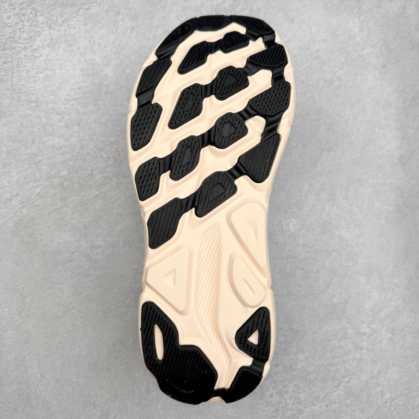 图片[9]-＃HK纯原 HOKA ONE ONE Clifton 克里夫顿9代专业性能减震公路跑步鞋 美国特供批次 轻盈透气的针织网面和纱线的使用让鞋面更挺拔 增强鞋面的强度和支撑性能 搭配柔软的鞋舌 让双脚在舒适包裹中跑的更加畅快 全新泡棉中底 柔软的同时增强回弹性能 为不同跑者提供更平稳流畅的脚感 带来全面的缓冲保护 根据人体工程学设计的延长拉襟 后跟处弹软的海绵填充舒适固定 避免掉跟和摩擦 相比上一代光滑的内衬 Clifton 9的内衬增强了摩擦力 避免双脚在鞋内滑动 尺码：36 36.5 37.5 38 38.5 39 40 40.5 41 42 42.5 43 44 44.5 45-选品中心