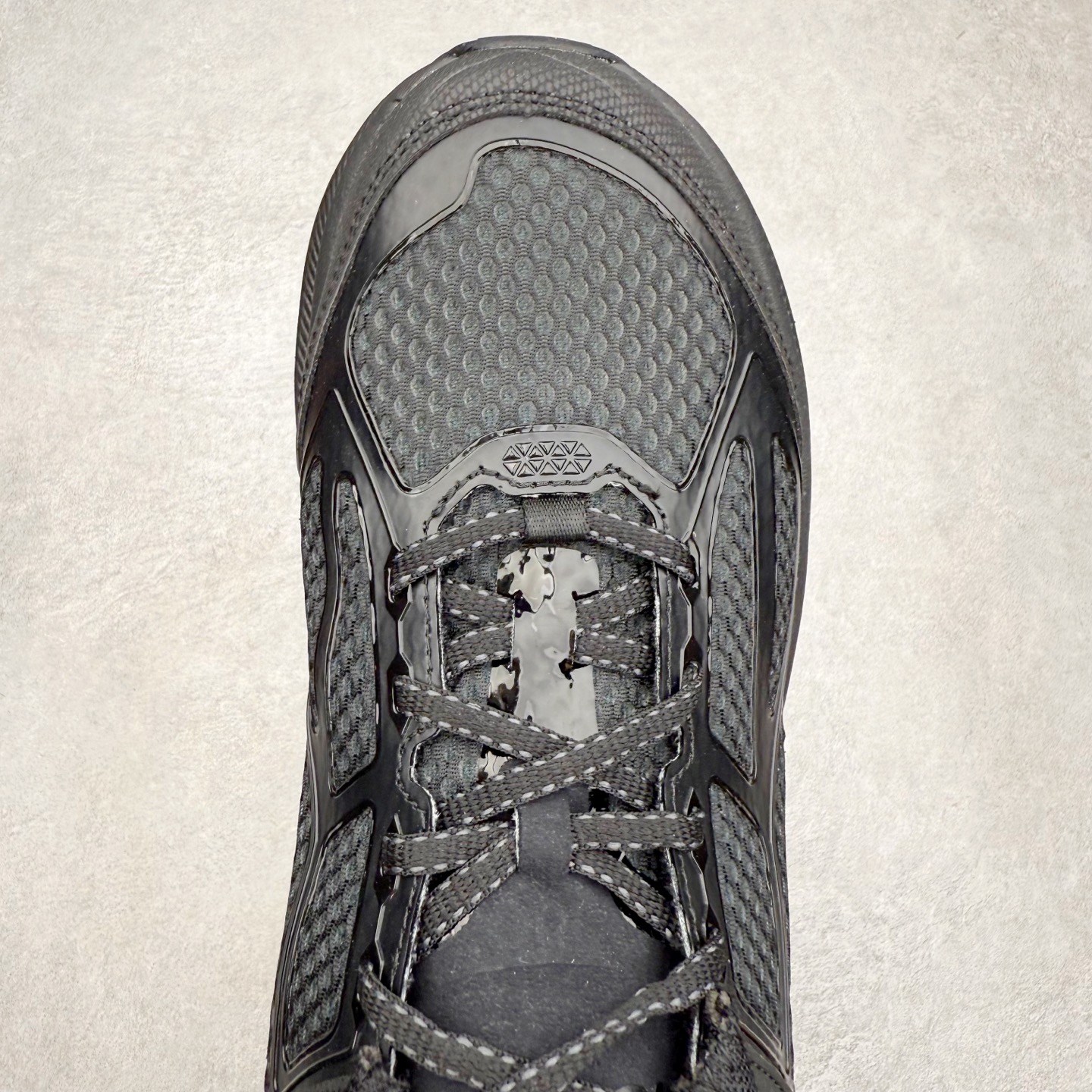 图片[4]-＃HK纯原 HOKA ONE ONE Clifton 克里夫顿9代专业性能减震公路跑步鞋 美国特供批次 轻盈透气的针织网面和纱线的使用让鞋面更挺拔 增强鞋面的强度和支撑性能 搭配柔软的鞋舌 让双脚在舒适包裹中跑的更加畅快 全新泡棉中底 柔软的同时增强回弹性能 为不同跑者提供更平稳流畅的脚感 带来全面的缓冲保护 根据人体工程学设计的延长拉襟 后跟处弹软的海绵填充舒适固定 避免掉跟和摩擦 相比上一代光滑的内衬 Clifton 9的内衬增强了摩擦力 避免双脚在鞋内滑动 尺码：36 36.5 37.5 38 38.5 39 40 40.5 41 42 42.5 43 44 44.5 45-选品中心