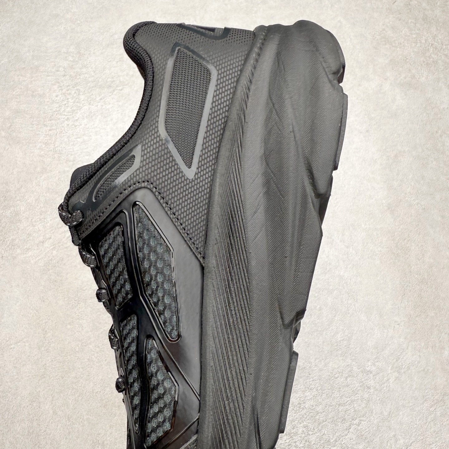 图片[7]-＃HK纯原 HOKA ONE ONE Clifton 克里夫顿9代专业性能减震公路跑步鞋 美国特供批次 轻盈透气的针织网面和纱线的使用让鞋面更挺拔 增强鞋面的强度和支撑性能 搭配柔软的鞋舌 让双脚在舒适包裹中跑的更加畅快 全新泡棉中底 柔软的同时增强回弹性能 为不同跑者提供更平稳流畅的脚感 带来全面的缓冲保护 根据人体工程学设计的延长拉襟 后跟处弹软的海绵填充舒适固定 避免掉跟和摩擦 相比上一代光滑的内衬 Clifton 9的内衬增强了摩擦力 避免双脚在鞋内滑动 尺码：36 36.5 37.5 38 38.5 39 40 40.5 41 42 42.5 43 44 44.5 45-选品中心