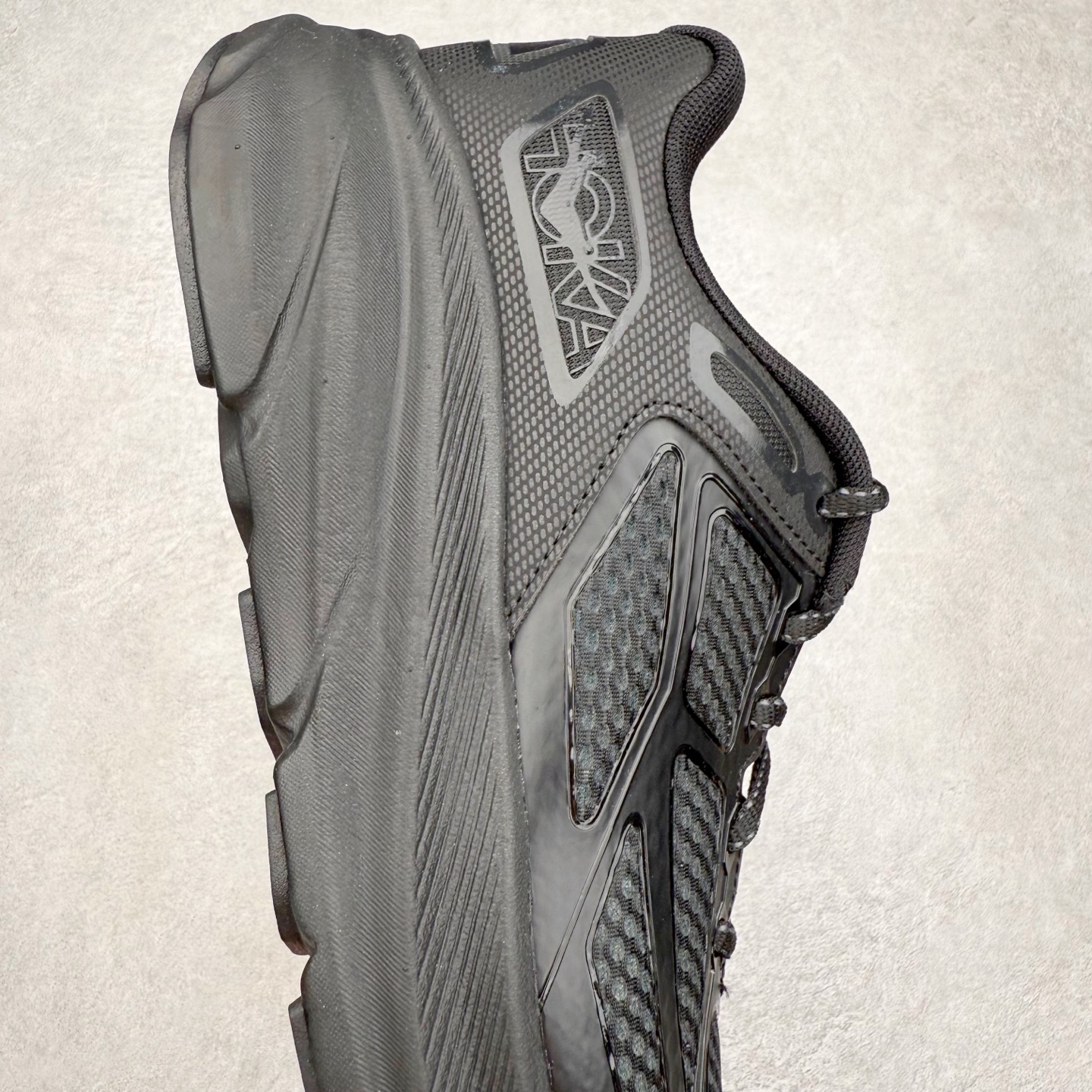 图片[6]-＃HK纯原 HOKA ONE ONE Clifton 克里夫顿9代专业性能减震公路跑步鞋 美国特供批次 轻盈透气的针织网面和纱线的使用让鞋面更挺拔 增强鞋面的强度和支撑性能 搭配柔软的鞋舌 让双脚在舒适包裹中跑的更加畅快 全新泡棉中底 柔软的同时增强回弹性能 为不同跑者提供更平稳流畅的脚感 带来全面的缓冲保护 根据人体工程学设计的延长拉襟 后跟处弹软的海绵填充舒适固定 避免掉跟和摩擦 相比上一代光滑的内衬 Clifton 9的内衬增强了摩擦力 避免双脚在鞋内滑动 尺码：36 36.5 37.5 38 38.5 39 40 40.5 41 42 42.5 43 44 44.5 45-选品中心