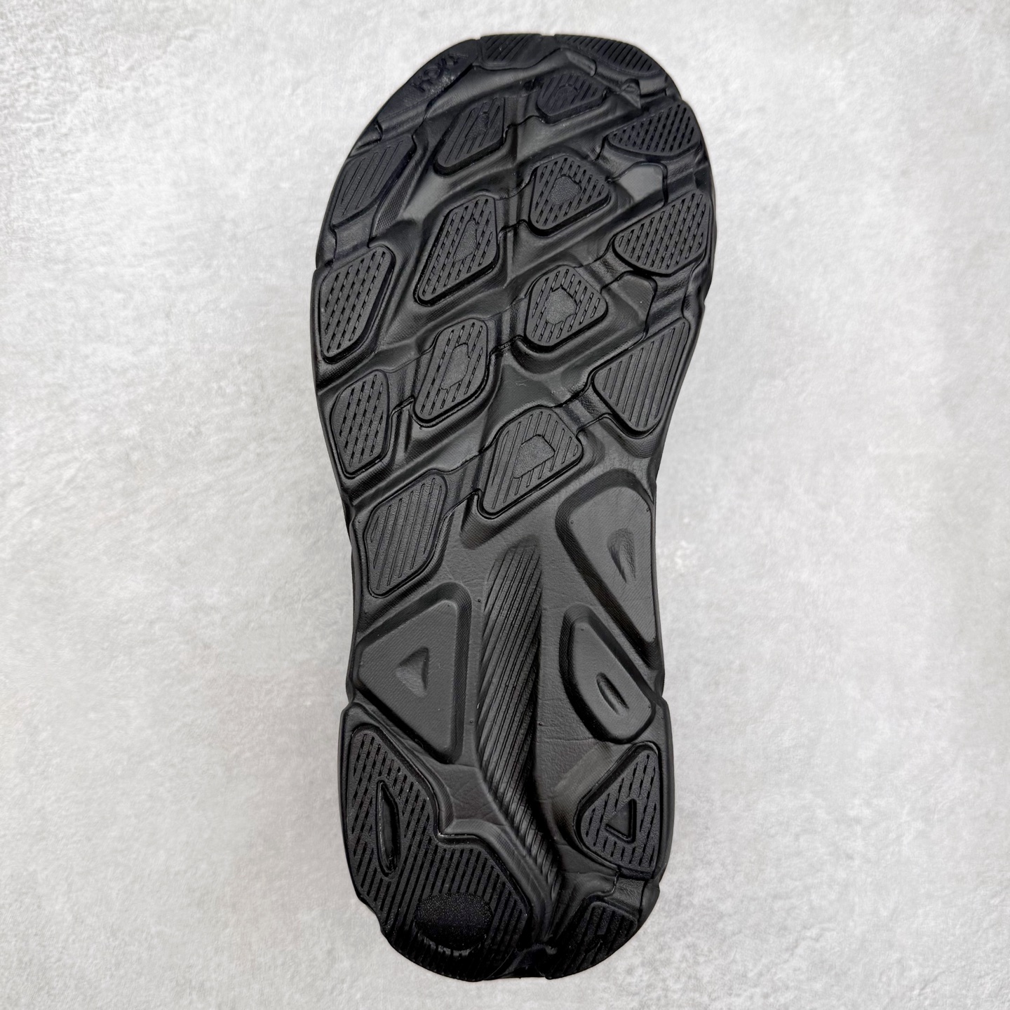 图片[9]-＃HK纯原 HOKA ONE ONE Clifton 克里夫顿9代专业性能减震公路跑步鞋 美国特供批次 轻盈透气的针织网面和纱线的使用让鞋面更挺拔 增强鞋面的强度和支撑性能 搭配柔软的鞋舌 让双脚在舒适包裹中跑的更加畅快 全新泡棉中底 柔软的同时增强回弹性能 为不同跑者提供更平稳流畅的脚感 带来全面的缓冲保护 根据人体工程学设计的延长拉襟 后跟处弹软的海绵填充舒适固定 避免掉跟和摩擦 相比上一代光滑的内衬 Clifton 9的内衬增强了摩擦力 避免双脚在鞋内滑动 尺码：36 36.5 37.5 38 38.5 39 40 40.5 41 42 42.5 43 44 44.5 45-选品中心