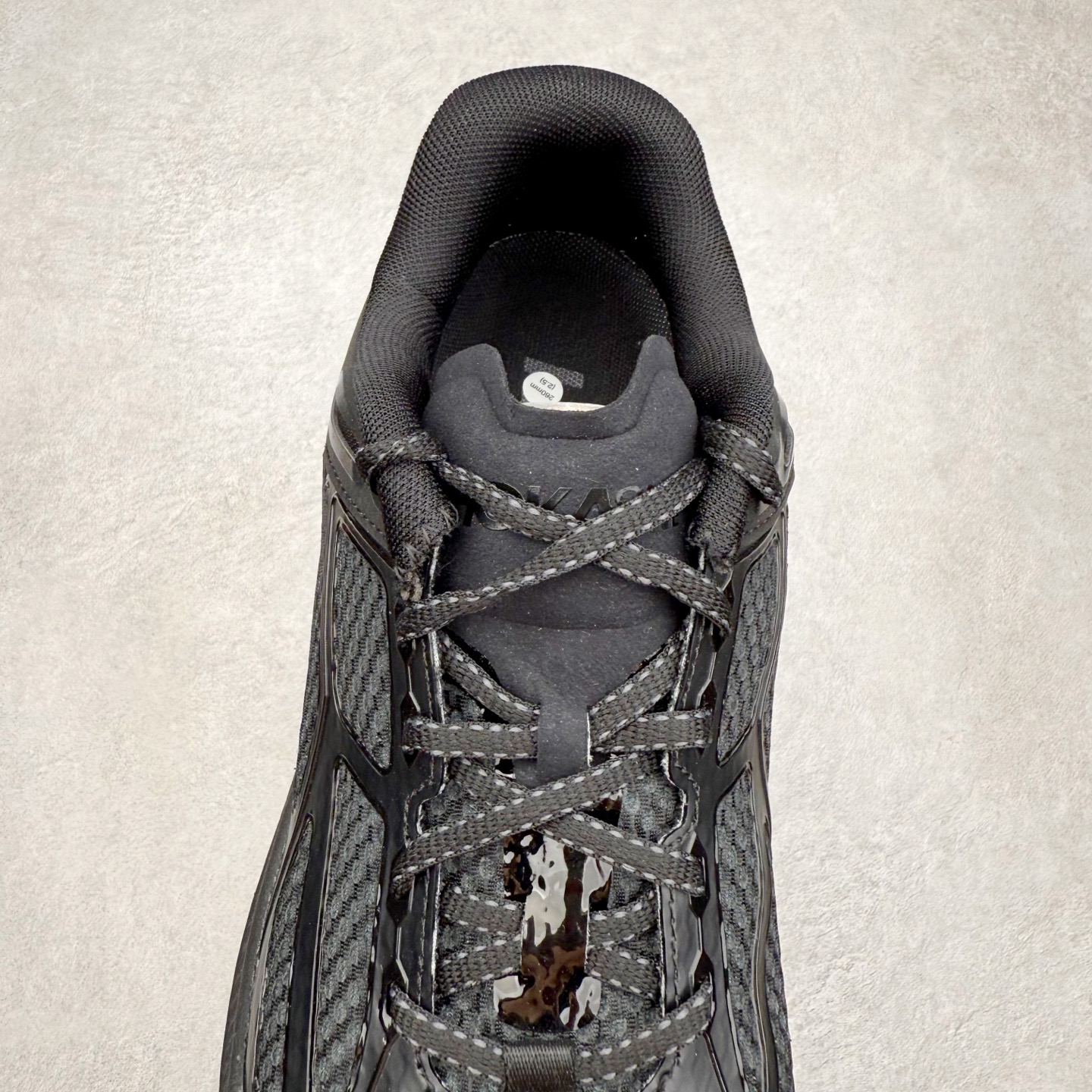 图片[5]-＃HK纯原 HOKA ONE ONE Clifton 克里夫顿9代专业性能减震公路跑步鞋 美国特供批次 轻盈透气的针织网面和纱线的使用让鞋面更挺拔 增强鞋面的强度和支撑性能 搭配柔软的鞋舌 让双脚在舒适包裹中跑的更加畅快 全新泡棉中底 柔软的同时增强回弹性能 为不同跑者提供更平稳流畅的脚感 带来全面的缓冲保护 根据人体工程学设计的延长拉襟 后跟处弹软的海绵填充舒适固定 避免掉跟和摩擦 相比上一代光滑的内衬 Clifton 9的内衬增强了摩擦力 避免双脚在鞋内滑动 尺码：36 36.5 37.5 38 38.5 39 40 40.5 41 42 42.5 43 44 44.5 45-选品中心