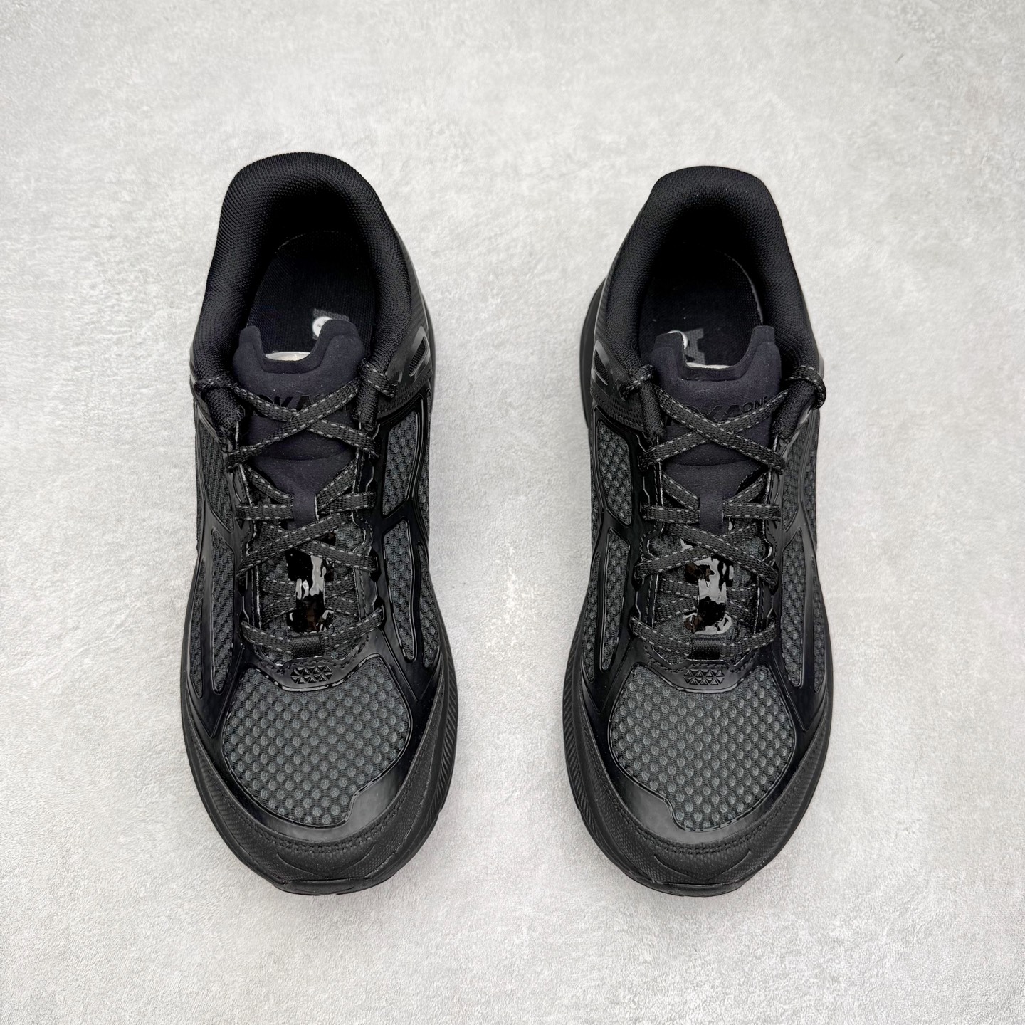 图片[2]-＃HK纯原 HOKA ONE ONE Clifton 克里夫顿9代专业性能减震公路跑步鞋 美国特供批次 轻盈透气的针织网面和纱线的使用让鞋面更挺拔 增强鞋面的强度和支撑性能 搭配柔软的鞋舌 让双脚在舒适包裹中跑的更加畅快 全新泡棉中底 柔软的同时增强回弹性能 为不同跑者提供更平稳流畅的脚感 带来全面的缓冲保护 根据人体工程学设计的延长拉襟 后跟处弹软的海绵填充舒适固定 避免掉跟和摩擦 相比上一代光滑的内衬 Clifton 9的内衬增强了摩擦力 避免双脚在鞋内滑动 尺码：36 36.5 37.5 38 38.5 39 40 40.5 41 42 42.5 43 44 44.5 45-选品中心