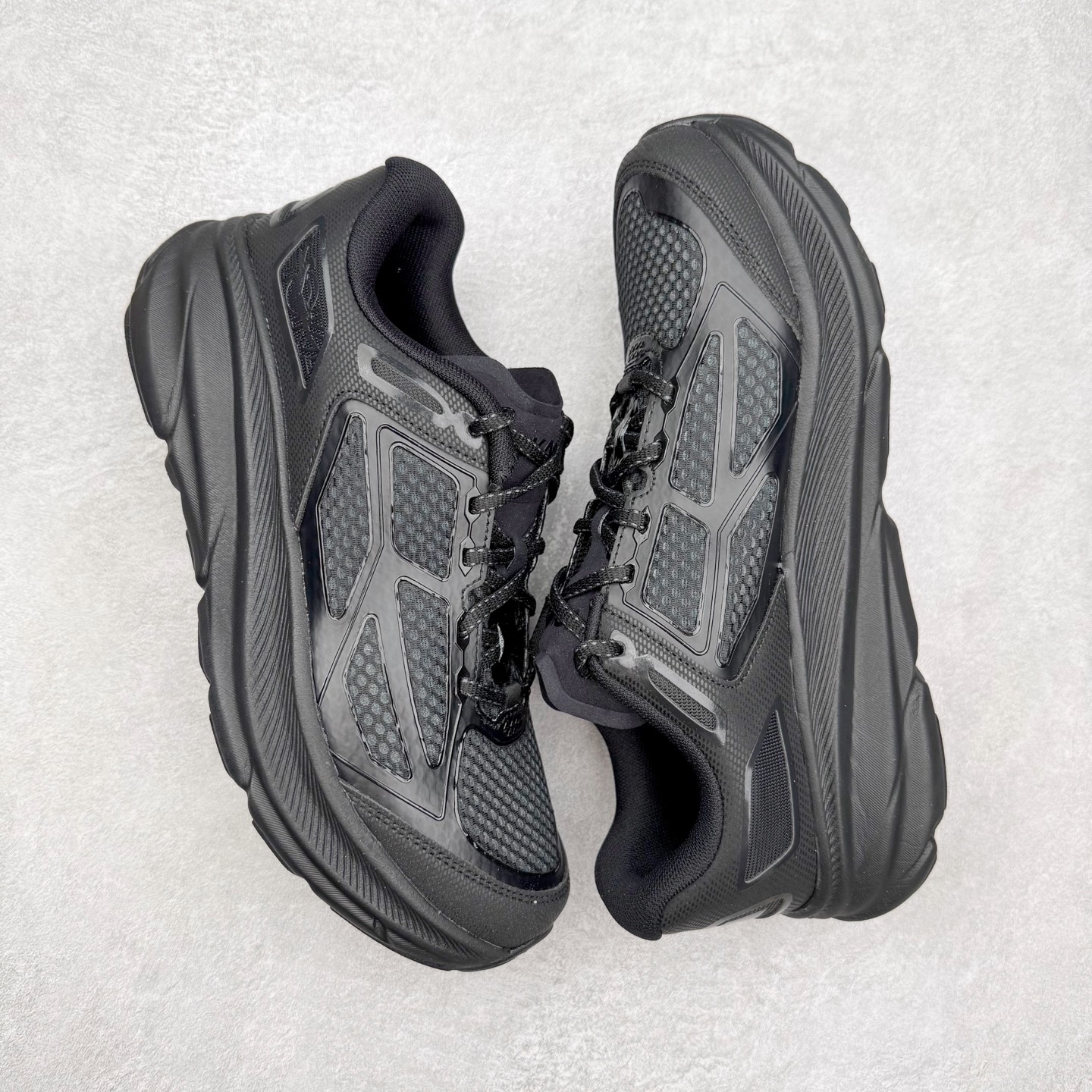 图片[3]-＃HK纯原 HOKA ONE ONE Clifton 克里夫顿9代专业性能减震公路跑步鞋 美国特供批次 轻盈透气的针织网面和纱线的使用让鞋面更挺拔 增强鞋面的强度和支撑性能 搭配柔软的鞋舌 让双脚在舒适包裹中跑的更加畅快 全新泡棉中底 柔软的同时增强回弹性能 为不同跑者提供更平稳流畅的脚感 带来全面的缓冲保护 根据人体工程学设计的延长拉襟 后跟处弹软的海绵填充舒适固定 避免掉跟和摩擦 相比上一代光滑的内衬 Clifton 9的内衬增强了摩擦力 避免双脚在鞋内滑动 尺码：36 36.5 37.5 38 38.5 39 40 40.5 41 42 42.5 43 44 44.5 45-选品中心