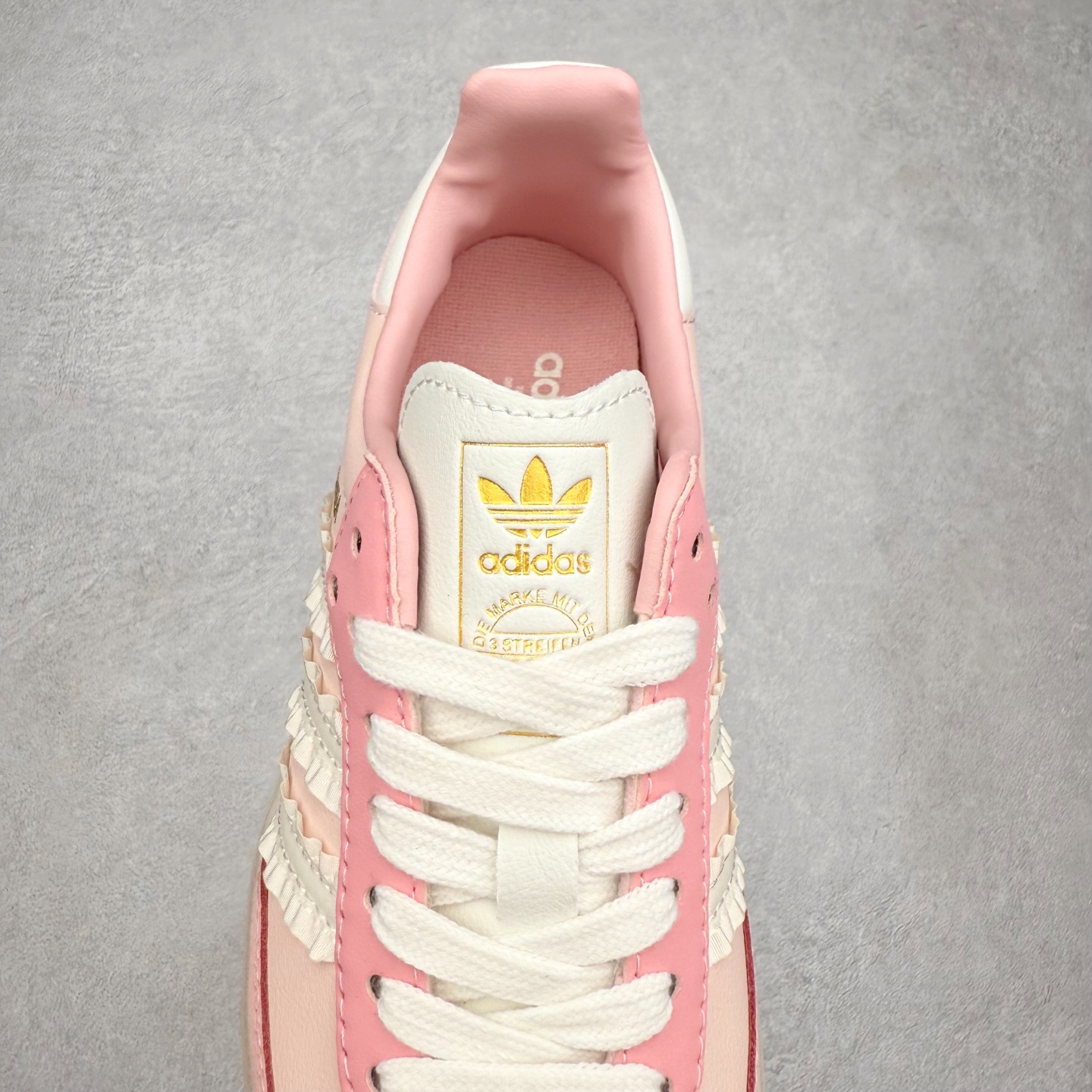 图片[5]-AD Original Samba OG 复古经典轻便板鞋 JR8830 口碑大厂出品 品控大底版型不断改良更新 全套原纸板楦头开发 确保原汁原味 完美呈现桑巴版型 一比一鞋头弧度高度鞋身弧度 此版本只针对中端市场 皮料材质有所更替 其他数据细节工艺流程均保持一致 绝不口嗨 细节品控鞋型随意对比 正确烫金高频细节 原装纳米超迁皮料 独家私模橡胶大底 原盒原配 这款桑巴鞋展示了高质量的工艺 带有装饰的超锁缝制和无缝的手感 柔软、柔软的皮革造型和标志性的3条纹完成了精致的外观 正规合身鞋带 鞋面上有绒面鞋垫 橡胶鞋底 享受正畸套筒软感 自50年代首次亮相以来就一直在赢得粉丝的青睐 尺码：35.5 36 36.5 37.5 38 38.5 39 40 40.5 41 42 42.5 43 44 44.5 45-选品中心