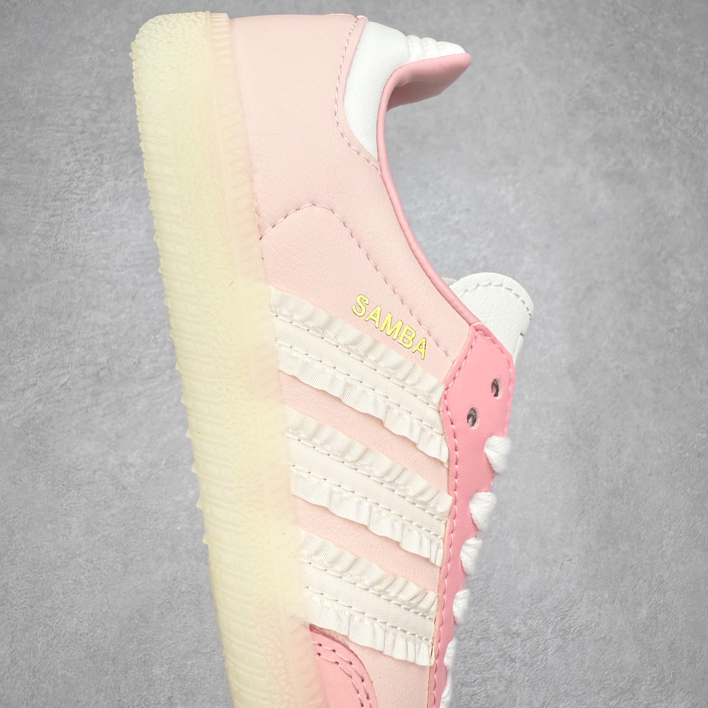 图片[6]-AD Original Samba OG 复古经典轻便板鞋 JR8830 口碑大厂出品 品控大底版型不断改良更新 全套原纸板楦头开发 确保原汁原味 完美呈现桑巴版型 一比一鞋头弧度高度鞋身弧度 此版本只针对中端市场 皮料材质有所更替 其他数据细节工艺流程均保持一致 绝不口嗨 细节品控鞋型随意对比 正确烫金高频细节 原装纳米超迁皮料 独家私模橡胶大底 原盒原配 这款桑巴鞋展示了高质量的工艺 带有装饰的超锁缝制和无缝的手感 柔软、柔软的皮革造型和标志性的3条纹完成了精致的外观 正规合身鞋带 鞋面上有绒面鞋垫 橡胶鞋底 享受正畸套筒软感 自50年代首次亮相以来就一直在赢得粉丝的青睐 尺码：35.5 36 36.5 37.5 38 38.5 39 40 40.5 41 42 42.5 43 44 44.5 45-选品中心