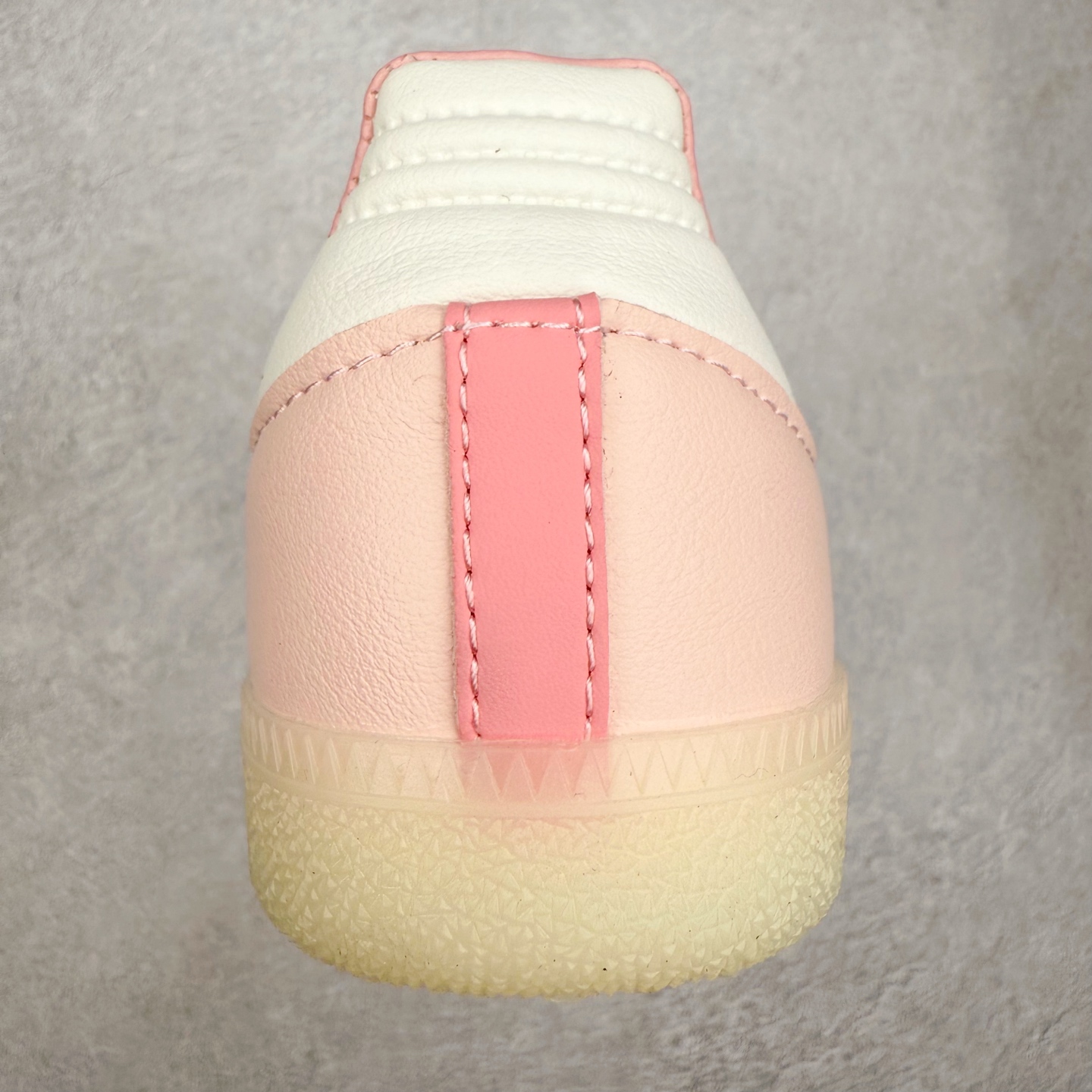 图片[8]-AD Original Samba OG 复古经典轻便板鞋 JR8830 口碑大厂出品 品控大底版型不断改良更新 全套原纸板楦头开发 确保原汁原味 完美呈现桑巴版型 一比一鞋头弧度高度鞋身弧度 此版本只针对中端市场 皮料材质有所更替 其他数据细节工艺流程均保持一致 绝不口嗨 细节品控鞋型随意对比 正确烫金高频细节 原装纳米超迁皮料 独家私模橡胶大底 原盒原配 这款桑巴鞋展示了高质量的工艺 带有装饰的超锁缝制和无缝的手感 柔软、柔软的皮革造型和标志性的3条纹完成了精致的外观 正规合身鞋带 鞋面上有绒面鞋垫 橡胶鞋底 享受正畸套筒软感 自50年代首次亮相以来就一直在赢得粉丝的青睐 尺码：35.5 36 36.5 37.5 38 38.5 39 40 40.5 41 42 42.5 43 44 44.5 45-选品中心