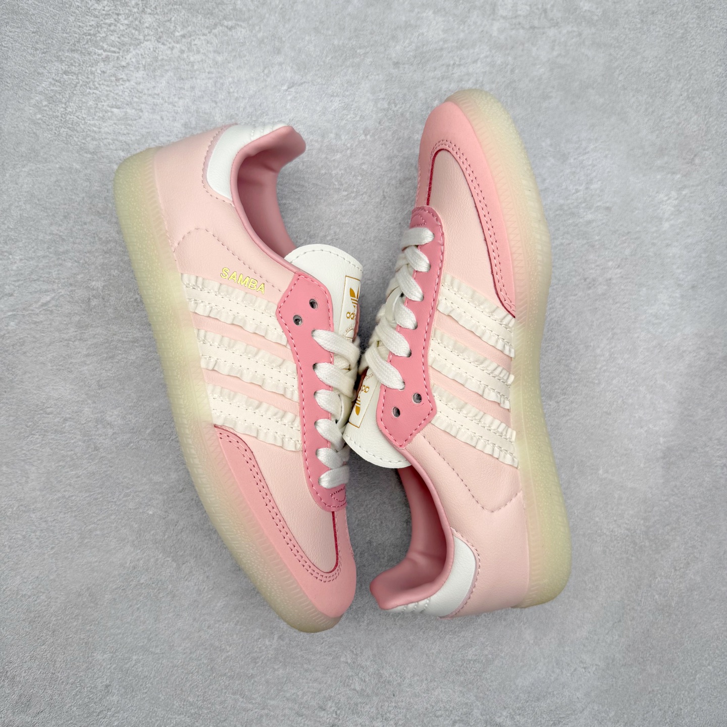 图片[3]-AD Original Samba OG 复古经典轻便板鞋 JR8830 口碑大厂出品 品控大底版型不断改良更新 全套原纸板楦头开发 确保原汁原味 完美呈现桑巴版型 一比一鞋头弧度高度鞋身弧度 此版本只针对中端市场 皮料材质有所更替 其他数据细节工艺流程均保持一致 绝不口嗨 细节品控鞋型随意对比 正确烫金高频细节 原装纳米超迁皮料 独家私模橡胶大底 原盒原配 这款桑巴鞋展示了高质量的工艺 带有装饰的超锁缝制和无缝的手感 柔软、柔软的皮革造型和标志性的3条纹完成了精致的外观 正规合身鞋带 鞋面上有绒面鞋垫 橡胶鞋底 享受正畸套筒软感 自50年代首次亮相以来就一直在赢得粉丝的青睐 尺码：35.5 36 36.5 37.5 38 38.5 39 40 40.5 41 42 42.5 43 44 44.5 45-选品中心