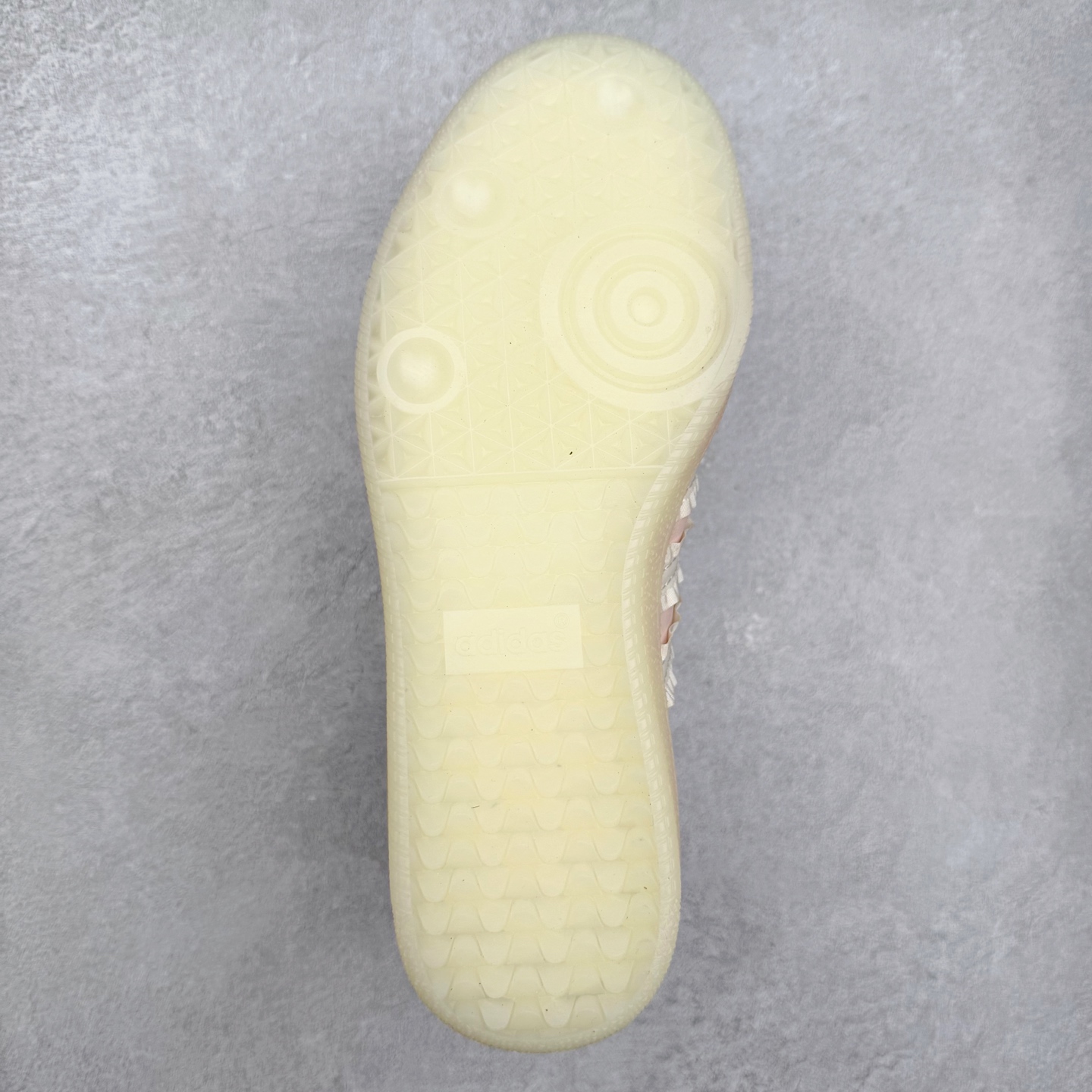 图片[9]-AD Original Samba OG 复古经典轻便板鞋 JR8830 口碑大厂出品 品控大底版型不断改良更新 全套原纸板楦头开发 确保原汁原味 完美呈现桑巴版型 一比一鞋头弧度高度鞋身弧度 此版本只针对中端市场 皮料材质有所更替 其他数据细节工艺流程均保持一致 绝不口嗨 细节品控鞋型随意对比 正确烫金高频细节 原装纳米超迁皮料 独家私模橡胶大底 原盒原配 这款桑巴鞋展示了高质量的工艺 带有装饰的超锁缝制和无缝的手感 柔软、柔软的皮革造型和标志性的3条纹完成了精致的外观 正规合身鞋带 鞋面上有绒面鞋垫 橡胶鞋底 享受正畸套筒软感 自50年代首次亮相以来就一直在赢得粉丝的青睐 尺码：35.5 36 36.5 37.5 38 38.5 39 40 40.5 41 42 42.5 43 44 44.5 45-选品中心