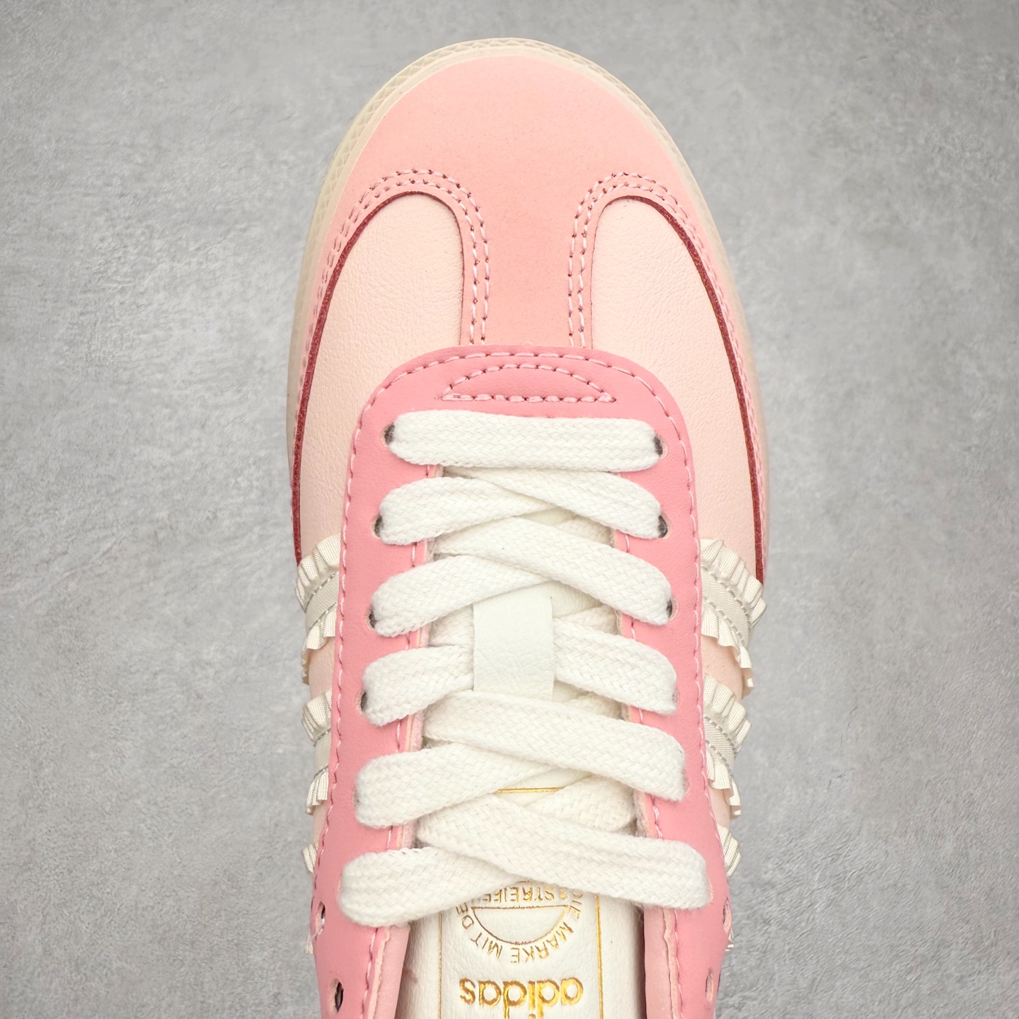 图片[4]-AD Original Samba OG 复古经典轻便板鞋 JR8830 口碑大厂出品 品控大底版型不断改良更新 全套原纸板楦头开发 确保原汁原味 完美呈现桑巴版型 一比一鞋头弧度高度鞋身弧度 此版本只针对中端市场 皮料材质有所更替 其他数据细节工艺流程均保持一致 绝不口嗨 细节品控鞋型随意对比 正确烫金高频细节 原装纳米超迁皮料 独家私模橡胶大底 原盒原配 这款桑巴鞋展示了高质量的工艺 带有装饰的超锁缝制和无缝的手感 柔软、柔软的皮革造型和标志性的3条纹完成了精致的外观 正规合身鞋带 鞋面上有绒面鞋垫 橡胶鞋底 享受正畸套筒软感 自50年代首次亮相以来就一直在赢得粉丝的青睐 尺码：35.5 36 36.5 37.5 38 38.5 39 40 40.5 41 42 42.5 43 44 44.5 45-选品中心