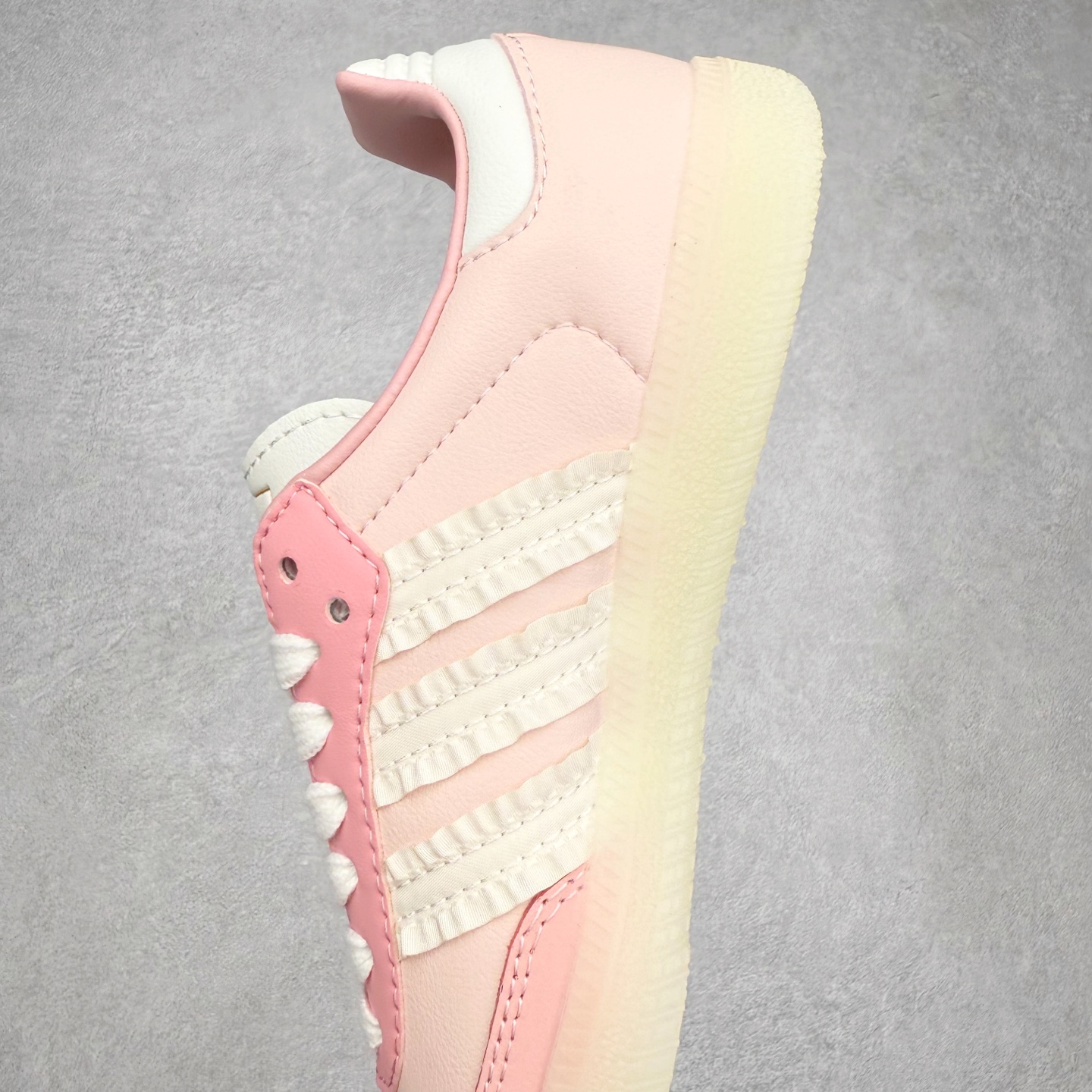 图片[7]-AD Original Samba OG 复古经典轻便板鞋 JR8830 口碑大厂出品 品控大底版型不断改良更新 全套原纸板楦头开发 确保原汁原味 完美呈现桑巴版型 一比一鞋头弧度高度鞋身弧度 此版本只针对中端市场 皮料材质有所更替 其他数据细节工艺流程均保持一致 绝不口嗨 细节品控鞋型随意对比 正确烫金高频细节 原装纳米超迁皮料 独家私模橡胶大底 原盒原配 这款桑巴鞋展示了高质量的工艺 带有装饰的超锁缝制和无缝的手感 柔软、柔软的皮革造型和标志性的3条纹完成了精致的外观 正规合身鞋带 鞋面上有绒面鞋垫 橡胶鞋底 享受正畸套筒软感 自50年代首次亮相以来就一直在赢得粉丝的青睐 尺码：35.5 36 36.5 37.5 38 38.5 39 40 40.5 41 42 42.5 43 44 44.5 45-选品中心