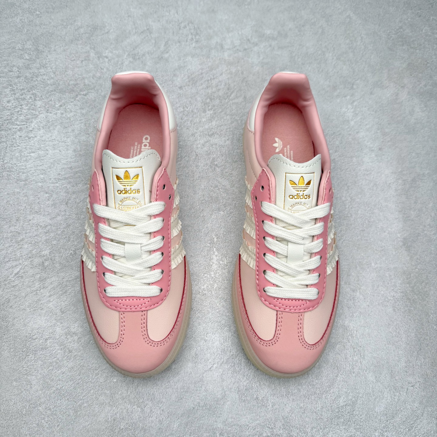 图片[2]-AD Original Samba OG 复古经典轻便板鞋 JR8830 口碑大厂出品 品控大底版型不断改良更新 全套原纸板楦头开发 确保原汁原味 完美呈现桑巴版型 一比一鞋头弧度高度鞋身弧度 此版本只针对中端市场 皮料材质有所更替 其他数据细节工艺流程均保持一致 绝不口嗨 细节品控鞋型随意对比 正确烫金高频细节 原装纳米超迁皮料 独家私模橡胶大底 原盒原配 这款桑巴鞋展示了高质量的工艺 带有装饰的超锁缝制和无缝的手感 柔软、柔软的皮革造型和标志性的3条纹完成了精致的外观 正规合身鞋带 鞋面上有绒面鞋垫 橡胶鞋底 享受正畸套筒软感 自50年代首次亮相以来就一直在赢得粉丝的青睐 尺码：35.5 36 36.5 37.5 38 38.5 39 40 40.5 41 42 42.5 43 44 44.5 45-选品中心