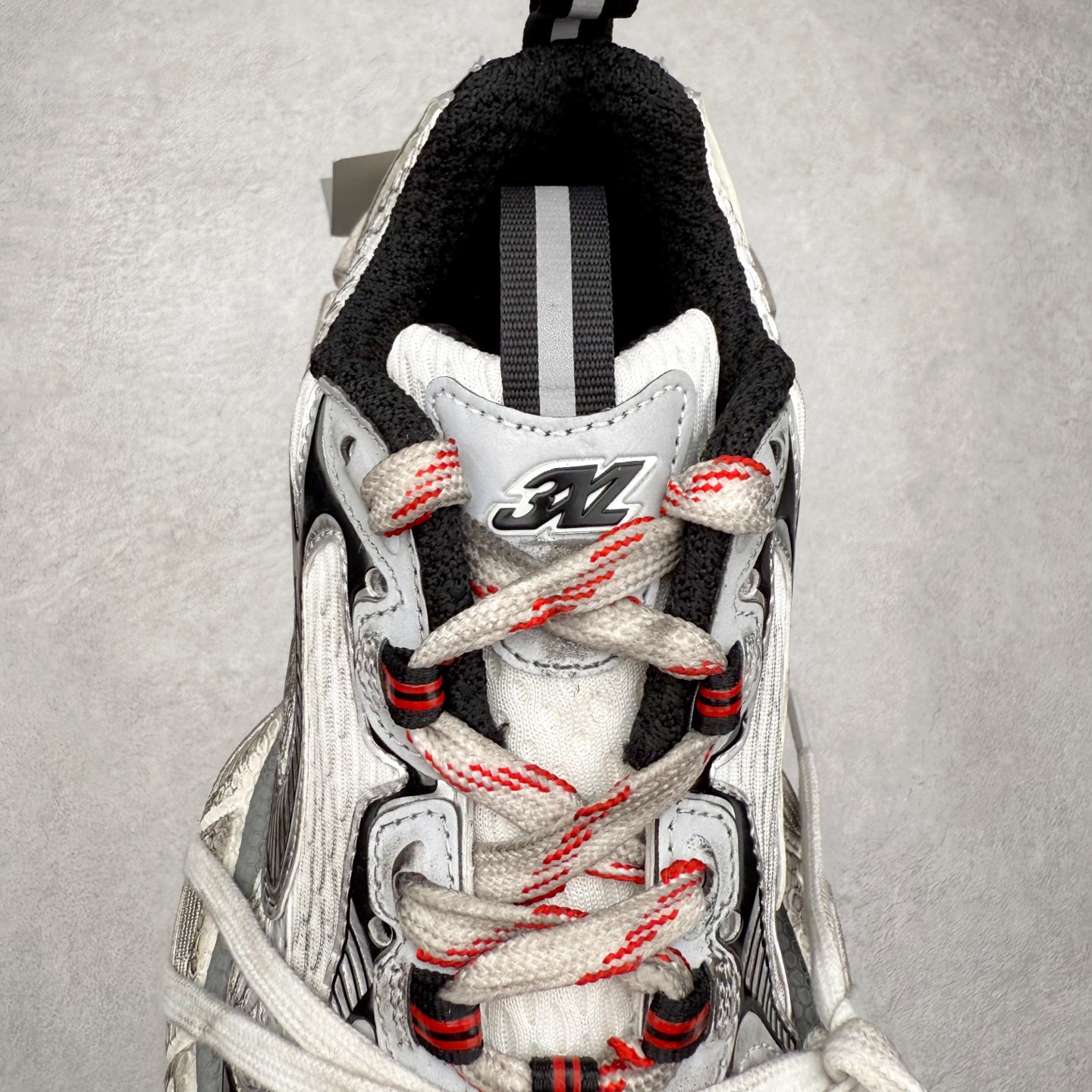 图片[5]-＃福利特价 BALENCIAGA 3XL Sneakers 巴黎世家十代网布系带低帮走秀复古老爹鞋 全套原纸板楦头开发 最原汁原味的灵魂版型 全鞋荧光划线卡点 胶水把控整洁度追求极致完美 每一双都是工艺品 多重QC质检 超越公司货的品控标准 实实在在的免检产品 原盒原配 正确字体电绣 粗细、位置、大小正确 侧边TPU 透气孔匹配意产原版 正确分离大底 TPU软底 原版一致大底LOGO 立体感十足 原厂皮料水洗做旧 采购原厂网纱 不含皮革 网布材料和聚氨酯 磨损效果 鞋头边缘和后帮 Balenciaga 徽标 鞋面和后跟凸印尺码 鞋舌 3XL 橡胶品牌标识和反光细节 鞋帮拉袢和鞋舌拉祥 配反光细节 备用鞋带在鞋履前侧 可在穿着前取下 便于不同造型搭配 偏大一码 尺码：35 36 37 38 39 40 41 42 43 44 45 46-选品中心