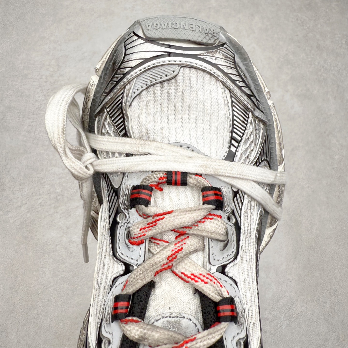 图片[4]-＃福利特价 BALENCIAGA 3XL Sneakers 巴黎世家十代网布系带低帮走秀复古老爹鞋 全套原纸板楦头开发 最原汁原味的灵魂版型 全鞋荧光划线卡点 胶水把控整洁度追求极致完美 每一双都是工艺品 多重QC质检 超越公司货的品控标准 实实在在的免检产品 原盒原配 正确字体电绣 粗细、位置、大小正确 侧边TPU 透气孔匹配意产原版 正确分离大底 TPU软底 原版一致大底LOGO 立体感十足 原厂皮料水洗做旧 采购原厂网纱 不含皮革 网布材料和聚氨酯 磨损效果 鞋头边缘和后帮 Balenciaga 徽标 鞋面和后跟凸印尺码 鞋舌 3XL 橡胶品牌标识和反光细节 鞋帮拉袢和鞋舌拉祥 配反光细节 备用鞋带在鞋履前侧 可在穿着前取下 便于不同造型搭配 偏大一码 尺码：35 36 37 38 39 40 41 42 43 44 45 46-选品中心