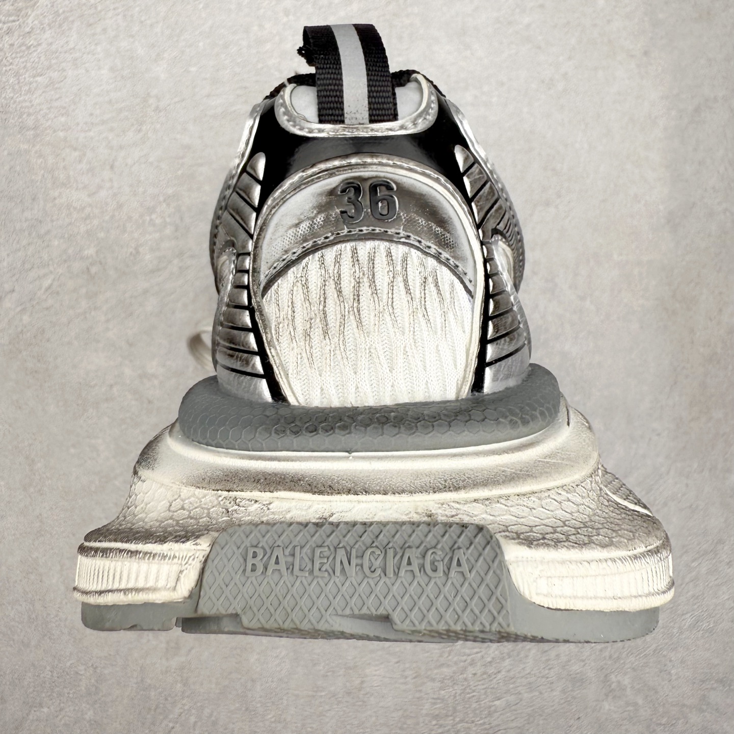 图片[8]-＃福利特价 BALENCIAGA 3XL Sneakers 巴黎世家十代网布系带低帮走秀复古老爹鞋 全套原纸板楦头开发 最原汁原味的灵魂版型 全鞋荧光划线卡点 胶水把控整洁度追求极致完美 每一双都是工艺品 多重QC质检 超越公司货的品控标准 实实在在的免检产品 原盒原配 正确字体电绣 粗细、位置、大小正确 侧边TPU 透气孔匹配意产原版 正确分离大底 TPU软底 原版一致大底LOGO 立体感十足 原厂皮料水洗做旧 采购原厂网纱 不含皮革 网布材料和聚氨酯 磨损效果 鞋头边缘和后帮 Balenciaga 徽标 鞋面和后跟凸印尺码 鞋舌 3XL 橡胶品牌标识和反光细节 鞋帮拉袢和鞋舌拉祥 配反光细节 备用鞋带在鞋履前侧 可在穿着前取下 便于不同造型搭配 偏大一码 尺码：35 36 37 38 39 40 41 42 43 44 45 46-选品中心