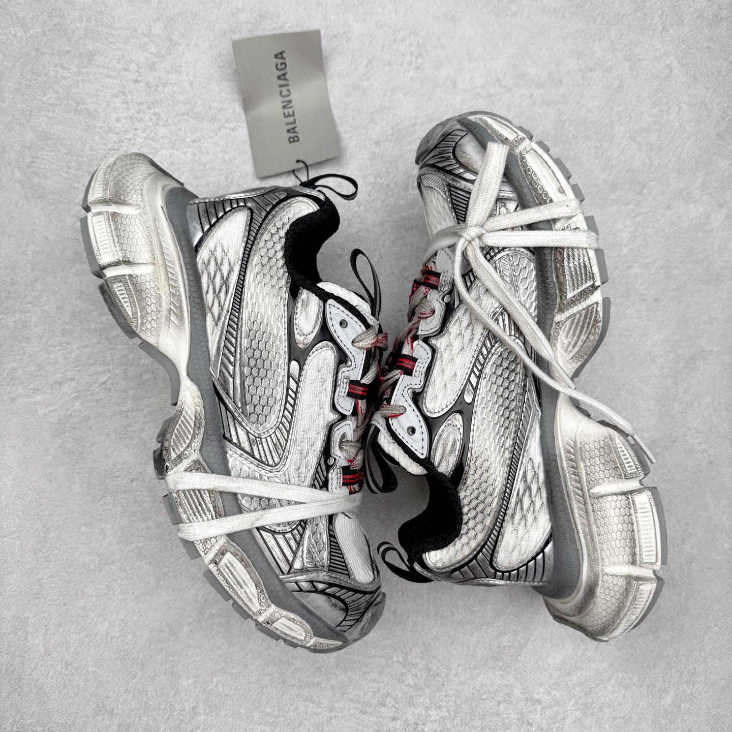 图片[3]-＃福利特价 BALENCIAGA 3XL Sneakers 巴黎世家十代网布系带低帮走秀复古老爹鞋 全套原纸板楦头开发 最原汁原味的灵魂版型 全鞋荧光划线卡点 胶水把控整洁度追求极致完美 每一双都是工艺品 多重QC质检 超越公司货的品控标准 实实在在的免检产品 原盒原配 正确字体电绣 粗细、位置、大小正确 侧边TPU 透气孔匹配意产原版 正确分离大底 TPU软底 原版一致大底LOGO 立体感十足 原厂皮料水洗做旧 采购原厂网纱 不含皮革 网布材料和聚氨酯 磨损效果 鞋头边缘和后帮 Balenciaga 徽标 鞋面和后跟凸印尺码 鞋舌 3XL 橡胶品牌标识和反光细节 鞋帮拉袢和鞋舌拉祥 配反光细节 备用鞋带在鞋履前侧 可在穿着前取下 便于不同造型搭配 偏大一码 尺码：35 36 37 38 39 40 41 42 43 44 45 46-选品中心