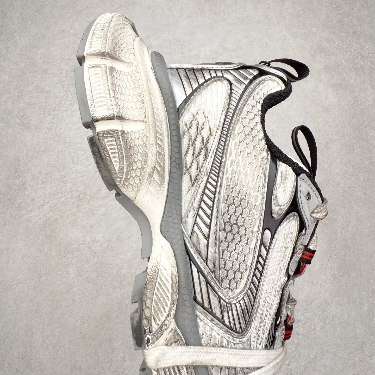 图片[6]-＃福利特价 BALENCIAGA 3XL Sneakers 巴黎世家十代网布系带低帮走秀复古老爹鞋 全套原纸板楦头开发 最原汁原味的灵魂版型 全鞋荧光划线卡点 胶水把控整洁度追求极致完美 每一双都是工艺品 多重QC质检 超越公司货的品控标准 实实在在的免检产品 原盒原配 正确字体电绣 粗细、位置、大小正确 侧边TPU 透气孔匹配意产原版 正确分离大底 TPU软底 原版一致大底LOGO 立体感十足 原厂皮料水洗做旧 采购原厂网纱 不含皮革 网布材料和聚氨酯 磨损效果 鞋头边缘和后帮 Balenciaga 徽标 鞋面和后跟凸印尺码 鞋舌 3XL 橡胶品牌标识和反光细节 鞋帮拉袢和鞋舌拉祥 配反光细节 备用鞋带在鞋履前侧 可在穿着前取下 便于不同造型搭配 偏大一码 尺码：35 36 37 38 39 40 41 42 43 44 45 46-选品中心