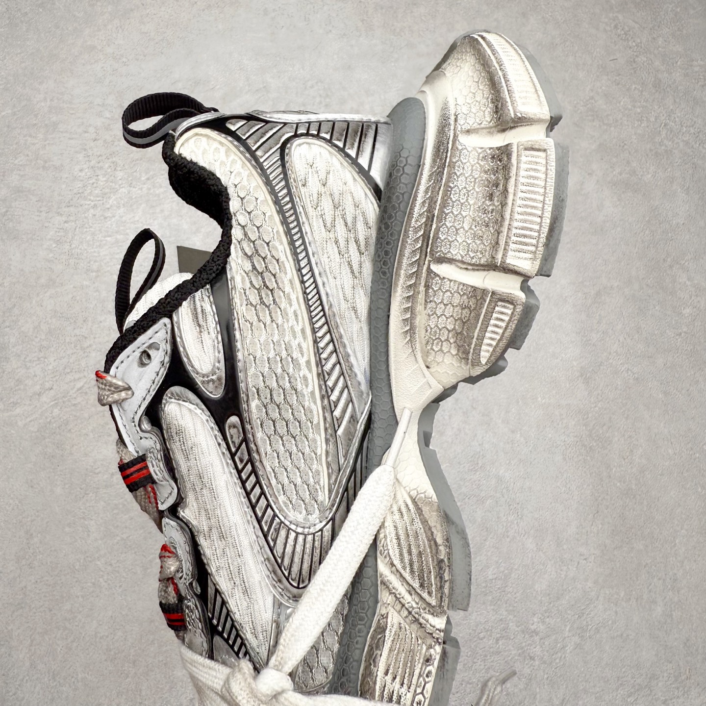 图片[7]-＃福利特价 BALENCIAGA 3XL Sneakers 巴黎世家十代网布系带低帮走秀复古老爹鞋 全套原纸板楦头开发 最原汁原味的灵魂版型 全鞋荧光划线卡点 胶水把控整洁度追求极致完美 每一双都是工艺品 多重QC质检 超越公司货的品控标准 实实在在的免检产品 原盒原配 正确字体电绣 粗细、位置、大小正确 侧边TPU 透气孔匹配意产原版 正确分离大底 TPU软底 原版一致大底LOGO 立体感十足 原厂皮料水洗做旧 采购原厂网纱 不含皮革 网布材料和聚氨酯 磨损效果 鞋头边缘和后帮 Balenciaga 徽标 鞋面和后跟凸印尺码 鞋舌 3XL 橡胶品牌标识和反光细节 鞋帮拉袢和鞋舌拉祥 配反光细节 备用鞋带在鞋履前侧 可在穿着前取下 便于不同造型搭配 偏大一码 尺码：35 36 37 38 39 40 41 42 43 44 45 46-选品中心