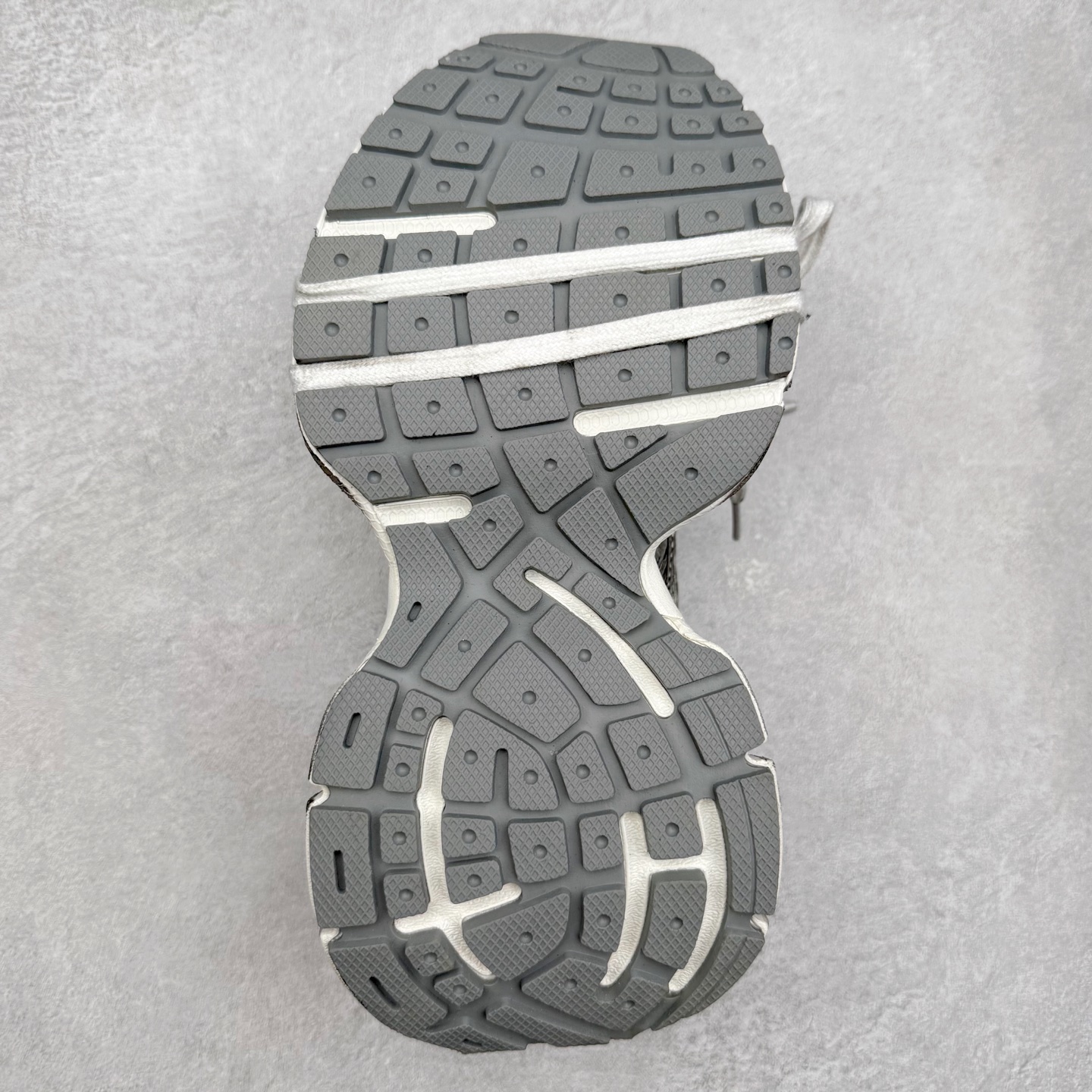 图片[9]-＃福利特价 BALENCIAGA 3XL Sneakers 巴黎世家十代网布系带低帮走秀复古老爹鞋 全套原纸板楦头开发 最原汁原味的灵魂版型 全鞋荧光划线卡点 胶水把控整洁度追求极致完美 每一双都是工艺品 多重QC质检 超越公司货的品控标准 实实在在的免检产品 原盒原配 正确字体电绣 粗细、位置、大小正确 侧边TPU 透气孔匹配意产原版 正确分离大底 TPU软底 原版一致大底LOGO 立体感十足 原厂皮料水洗做旧 采购原厂网纱 不含皮革 网布材料和聚氨酯 磨损效果 鞋头边缘和后帮 Balenciaga 徽标 鞋面和后跟凸印尺码 鞋舌 3XL 橡胶品牌标识和反光细节 鞋帮拉袢和鞋舌拉祥 配反光细节 备用鞋带在鞋履前侧 可在穿着前取下 便于不同造型搭配 偏大一码 尺码：35 36 37 38 39 40 41 42 43 44 45 46-选品中心