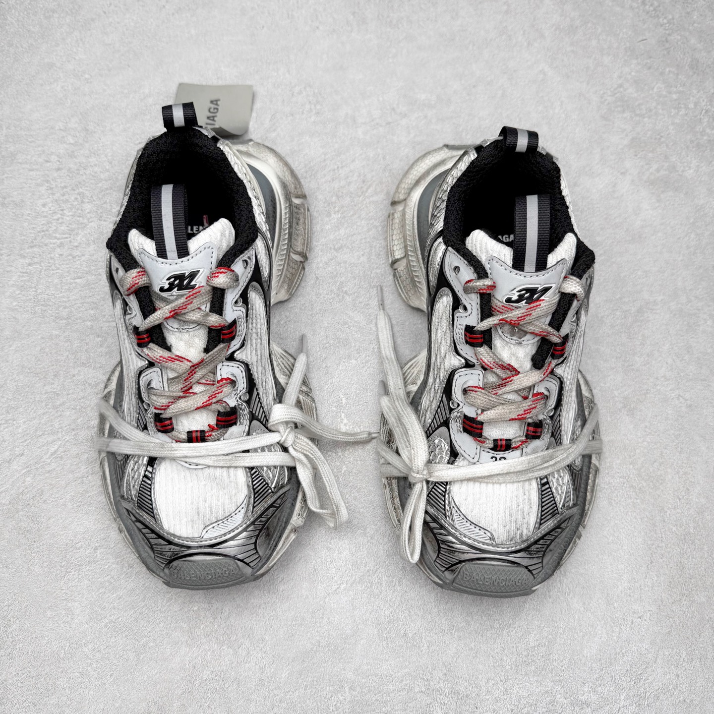 图片[2]-＃福利特价 BALENCIAGA 3XL Sneakers 巴黎世家十代网布系带低帮走秀复古老爹鞋 全套原纸板楦头开发 最原汁原味的灵魂版型 全鞋荧光划线卡点 胶水把控整洁度追求极致完美 每一双都是工艺品 多重QC质检 超越公司货的品控标准 实实在在的免检产品 原盒原配 正确字体电绣 粗细、位置、大小正确 侧边TPU 透气孔匹配意产原版 正确分离大底 TPU软底 原版一致大底LOGO 立体感十足 原厂皮料水洗做旧 采购原厂网纱 不含皮革 网布材料和聚氨酯 磨损效果 鞋头边缘和后帮 Balenciaga 徽标 鞋面和后跟凸印尺码 鞋舌 3XL 橡胶品牌标识和反光细节 鞋帮拉袢和鞋舌拉祥 配反光细节 备用鞋带在鞋履前侧 可在穿着前取下 便于不同造型搭配 偏大一码 尺码：35 36 37 38 39 40 41 42 43 44 45 46-选品中心