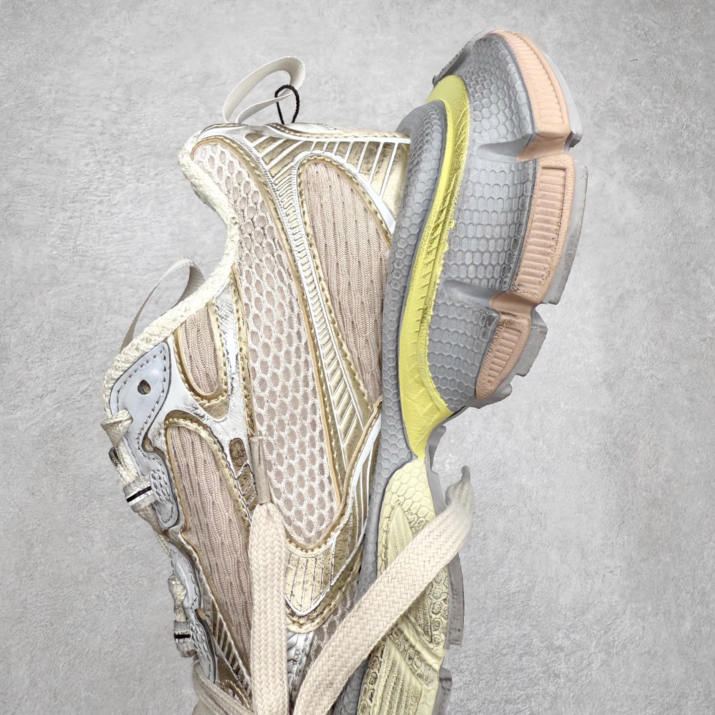 图片[7]-＃福利特价 BALENCIAGA 3XL Sneakers 巴黎世家十代网布系带低帮走秀复古老爹鞋 全套原纸板楦头开发 最原汁原味的灵魂版型 全鞋荧光划线卡点 胶水把控整洁度追求极致完美 每一双都是工艺品 多重QC质检 超越公司货的品控标准 实实在在的免检产品 原盒原配 正确字体电绣 粗细、位置、大小正确 侧边TPU 透气孔匹配意产原版 正确分离大底 TPU软底 原版一致大底LOGO 立体感十足 原厂皮料水洗做旧 采购原厂网纱 不含皮革 网布材料和聚氨酯 磨损效果 鞋头边缘和后帮 Balenciaga 徽标 鞋面和后跟凸印尺码 鞋舌 3XL 橡胶品牌标识和反光细节 鞋帮拉袢和鞋舌拉祥 配反光细节 备用鞋带在鞋履前侧 可在穿着前取下 便于不同造型搭配 偏大一码 尺码：35 36 37 38 39 40 41 42 43 44 45 46-选品中心